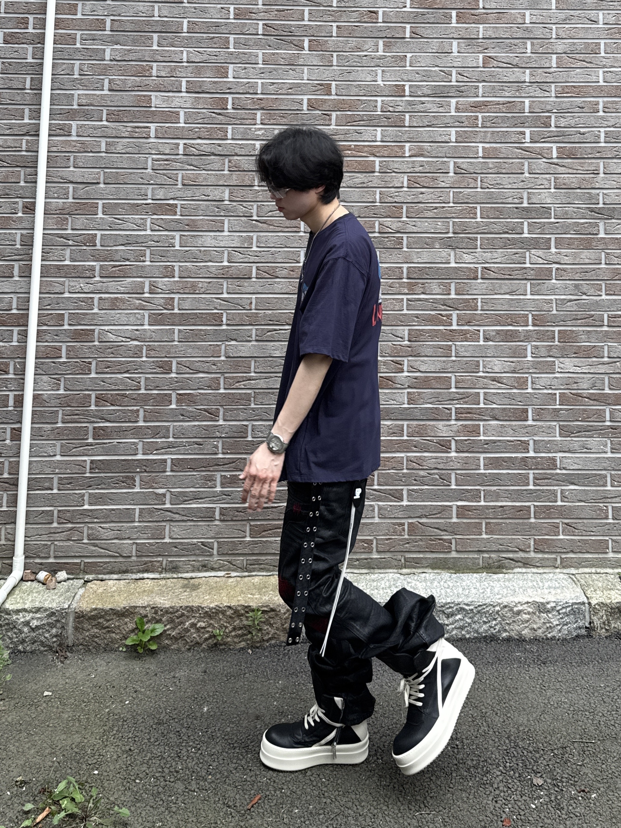Rick Owens Hollywood Mega Bumper Geobasket in Full Grain Calf Leather Black Milk, Undermycar x Emostanceclub Emoun Destroyed Cowhide Suede Red Stitch Denim Toreador - 23FW 착용 스타일 - 6