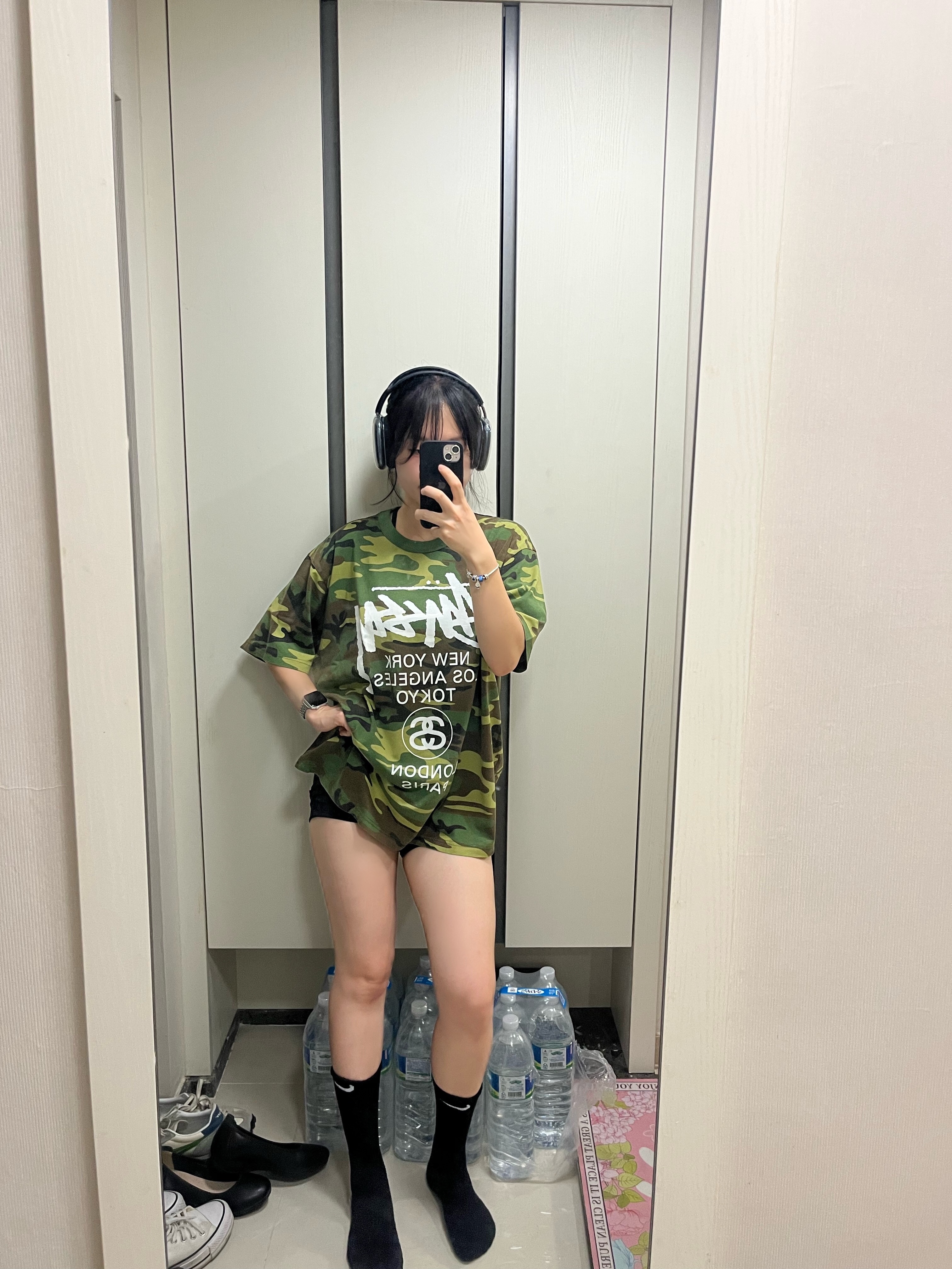 Stussy World Tour T-Shirts Camo 2025 착용 스타일