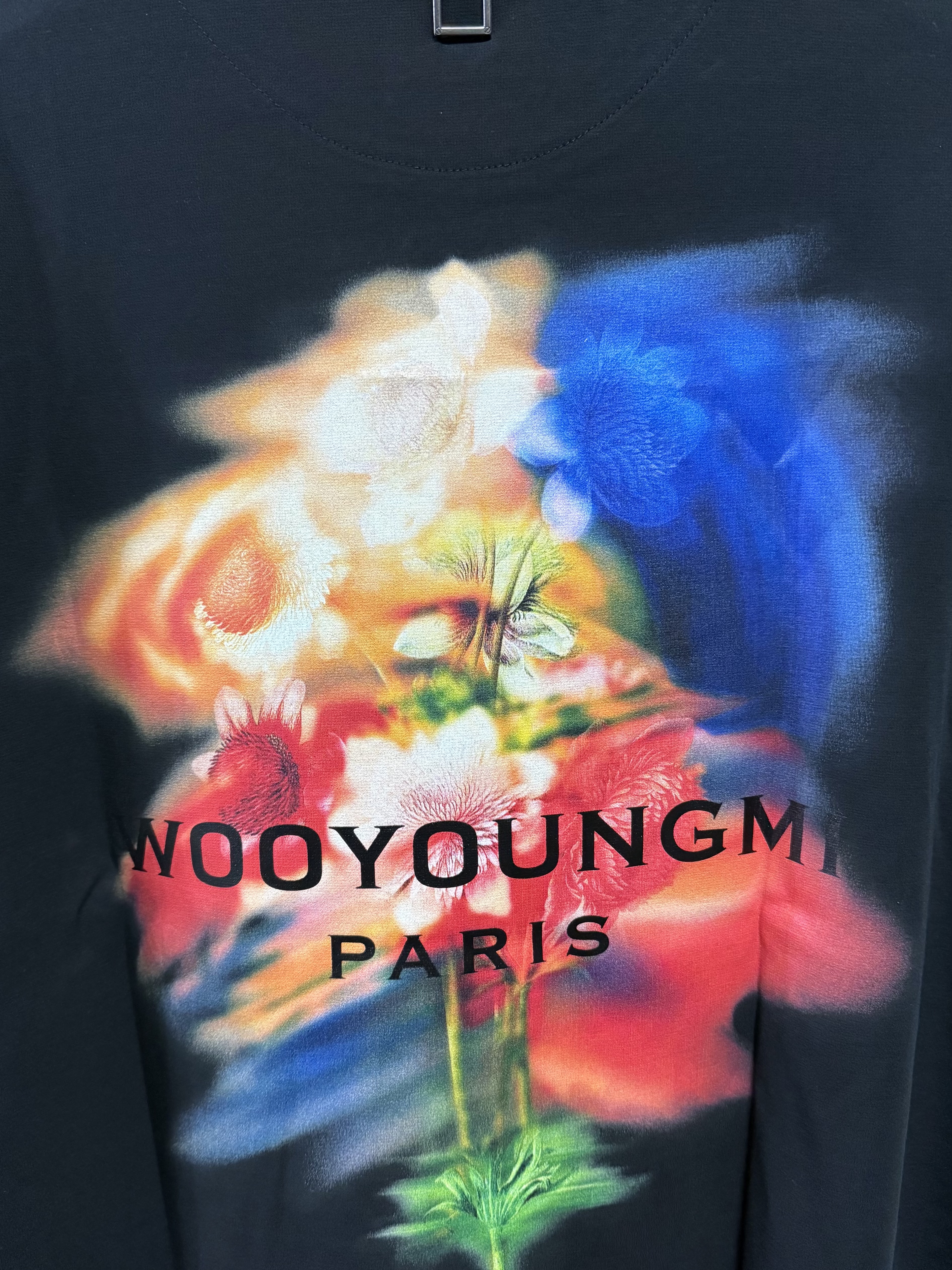 Wooyoungmi Swaying Flower Back Logo T-Shirts Black - 24FW 착용 스타일