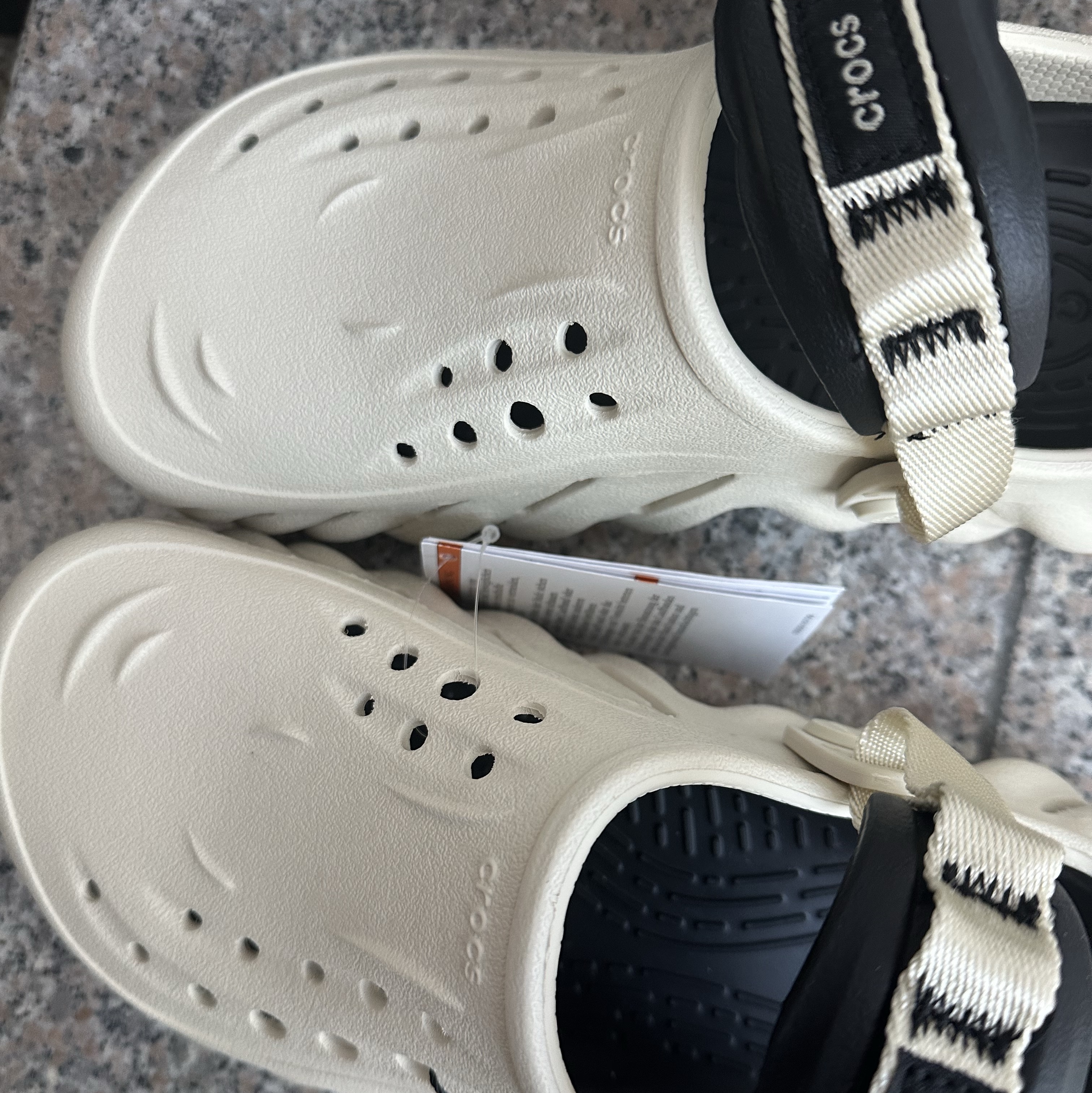 Crocs Echo Clog Bone Black 착용 스타일