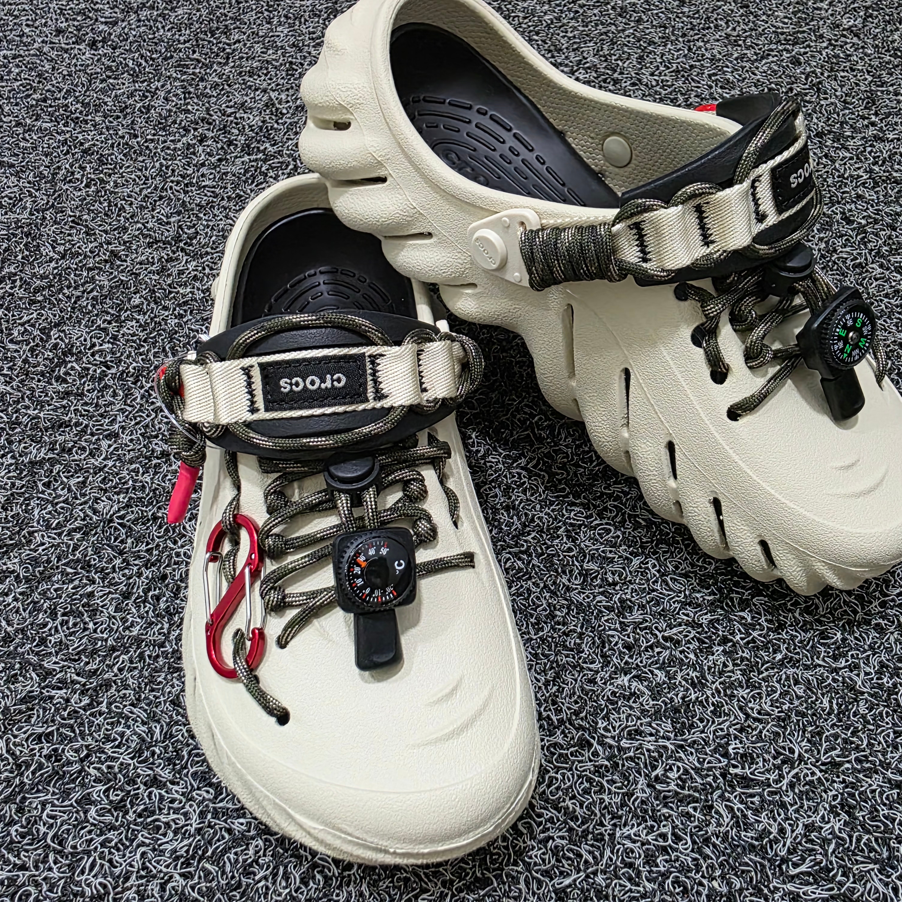 Crocs Echo Clog Bone Black 착용 스타일 - 1