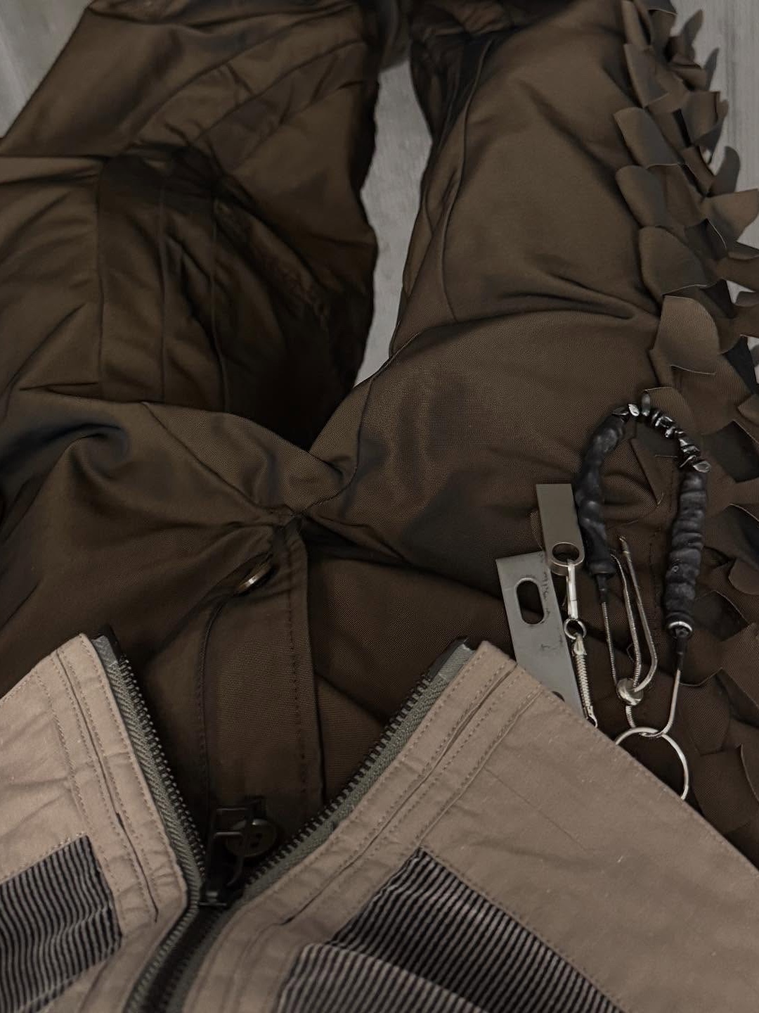 [KREAM 단독] Jian Ye DRGN Skin Pants Brown - 24FW 착용 스타일