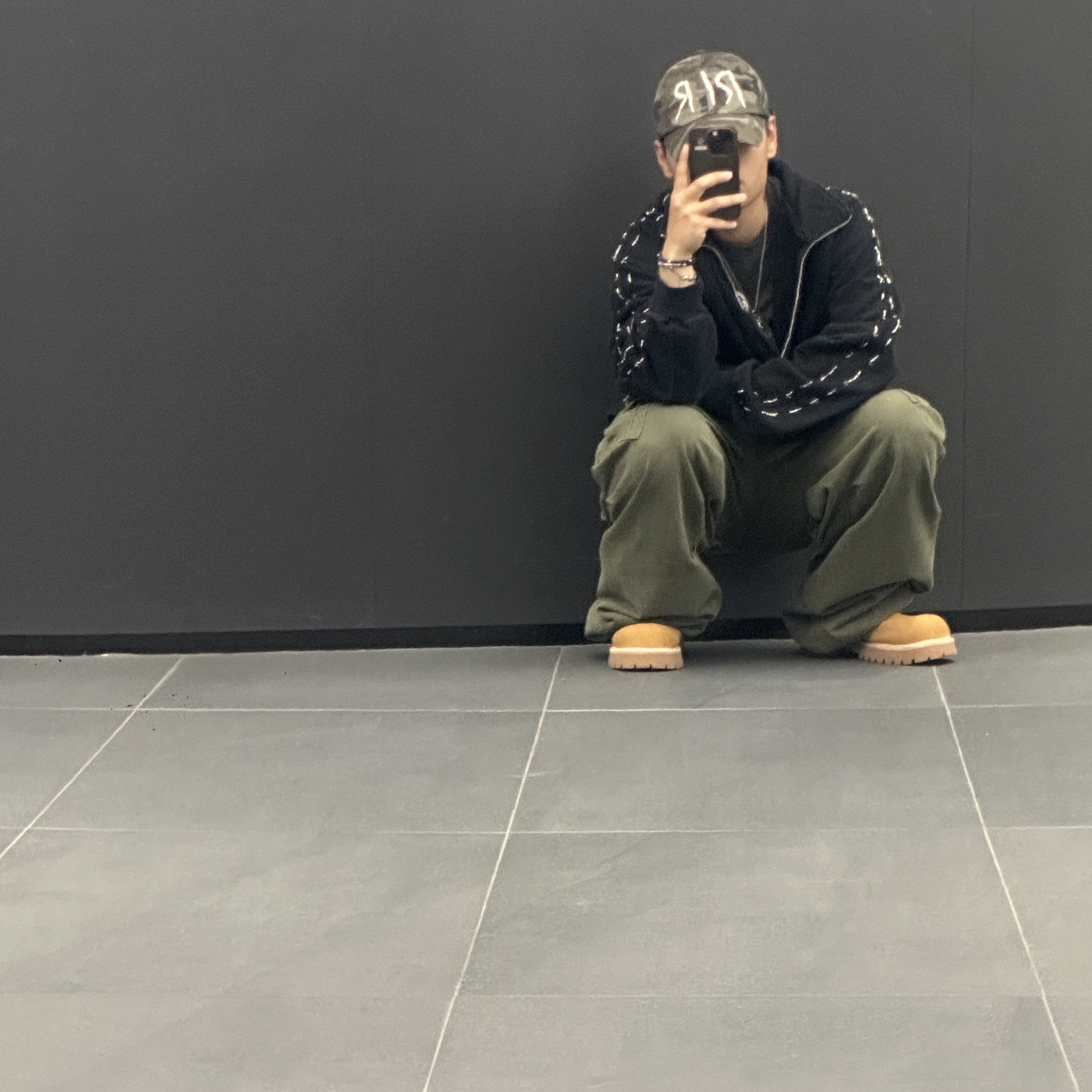 Nonnod Double Pocket Cargo Pants Vintage Khaki, Punch Drunk Parties Hurt Logo Garment Dyed Tee Charcoal 착용 스타일 - 1