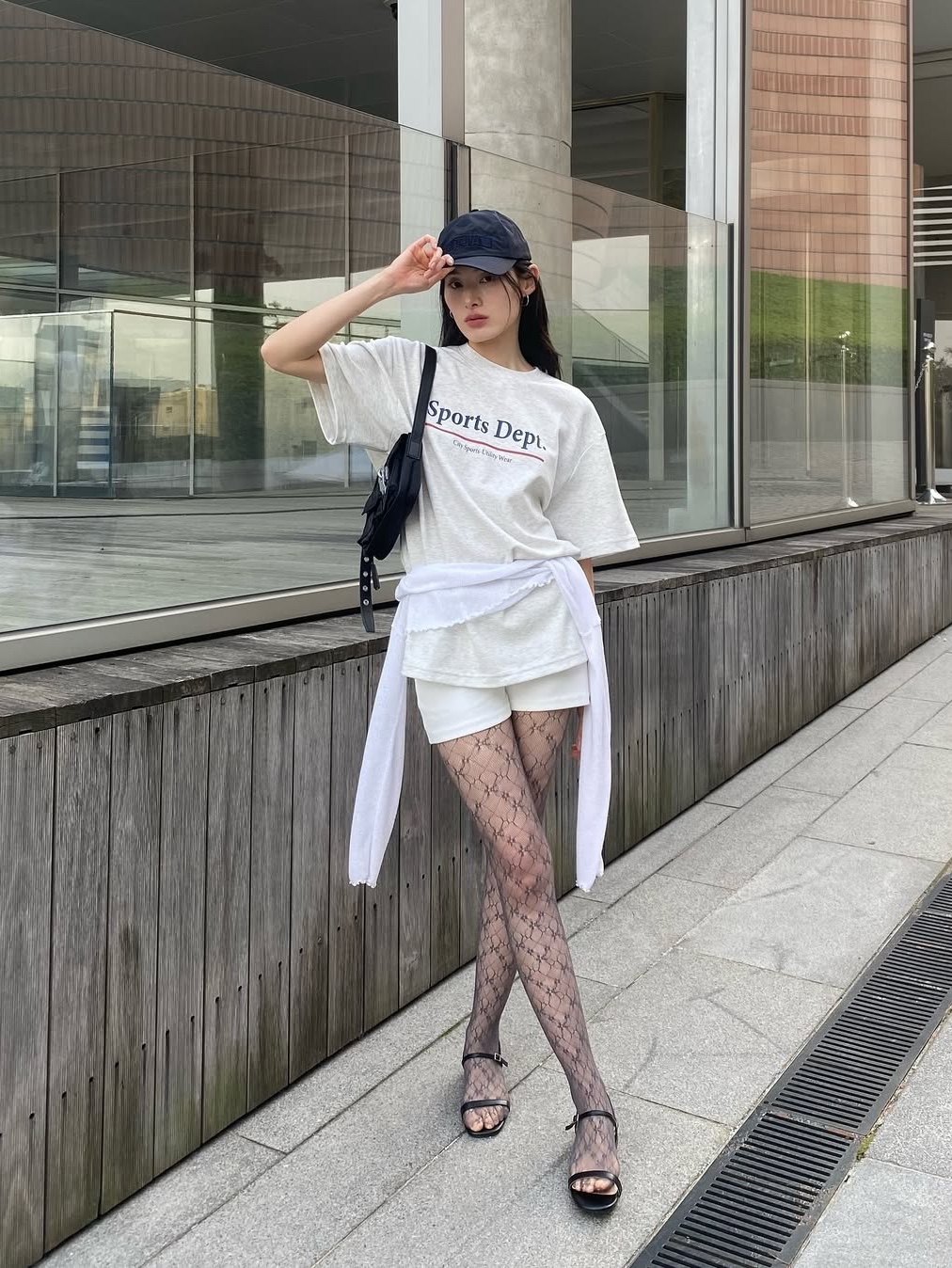Sports Dept Line Logo T-shirt Oatmeal 착용 스타일 - 1