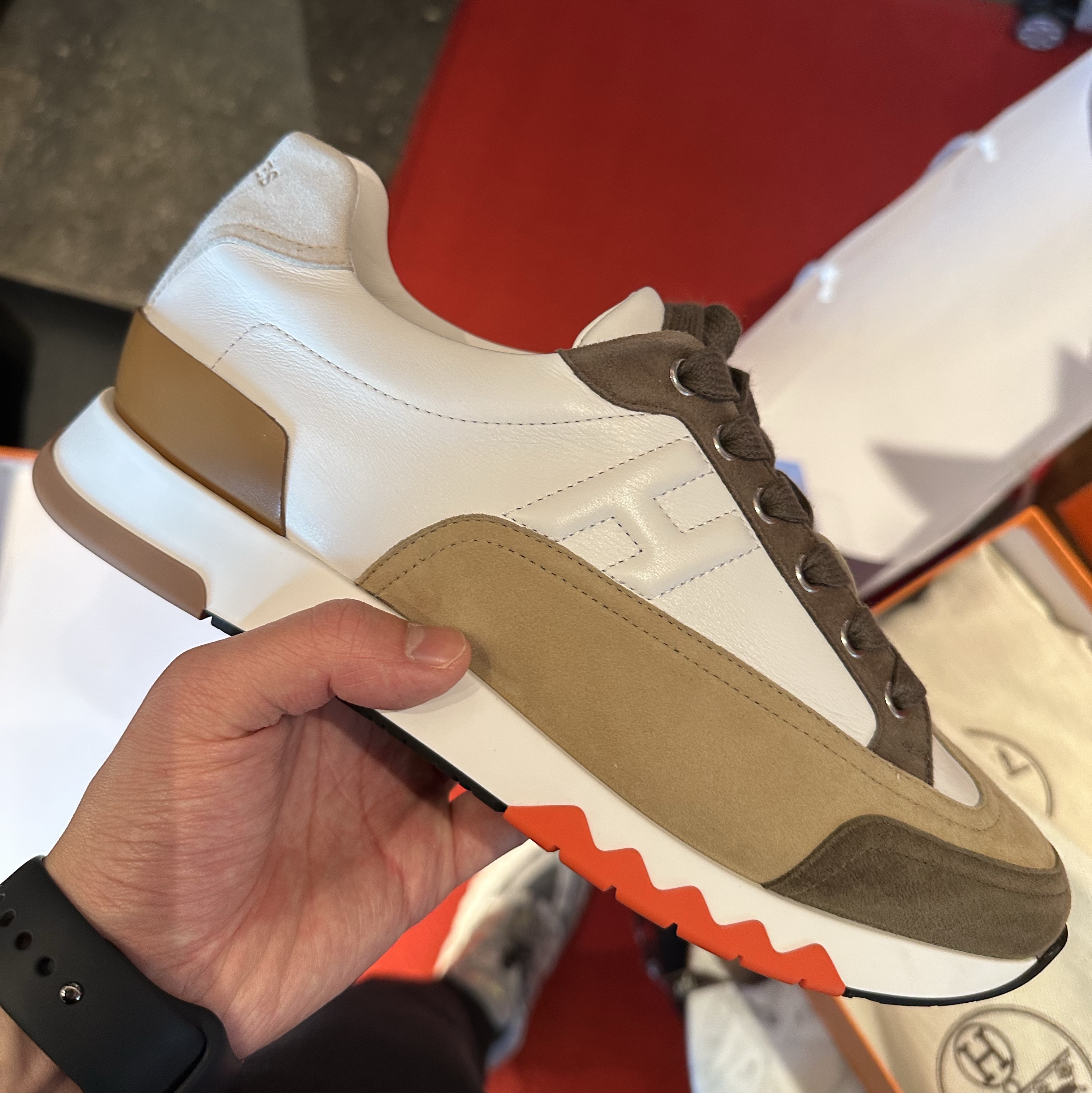 Hermes Trail Sneakers Calfskin Suede Goatskin & Multicolore Beige Lin 착용 스타일 - 1