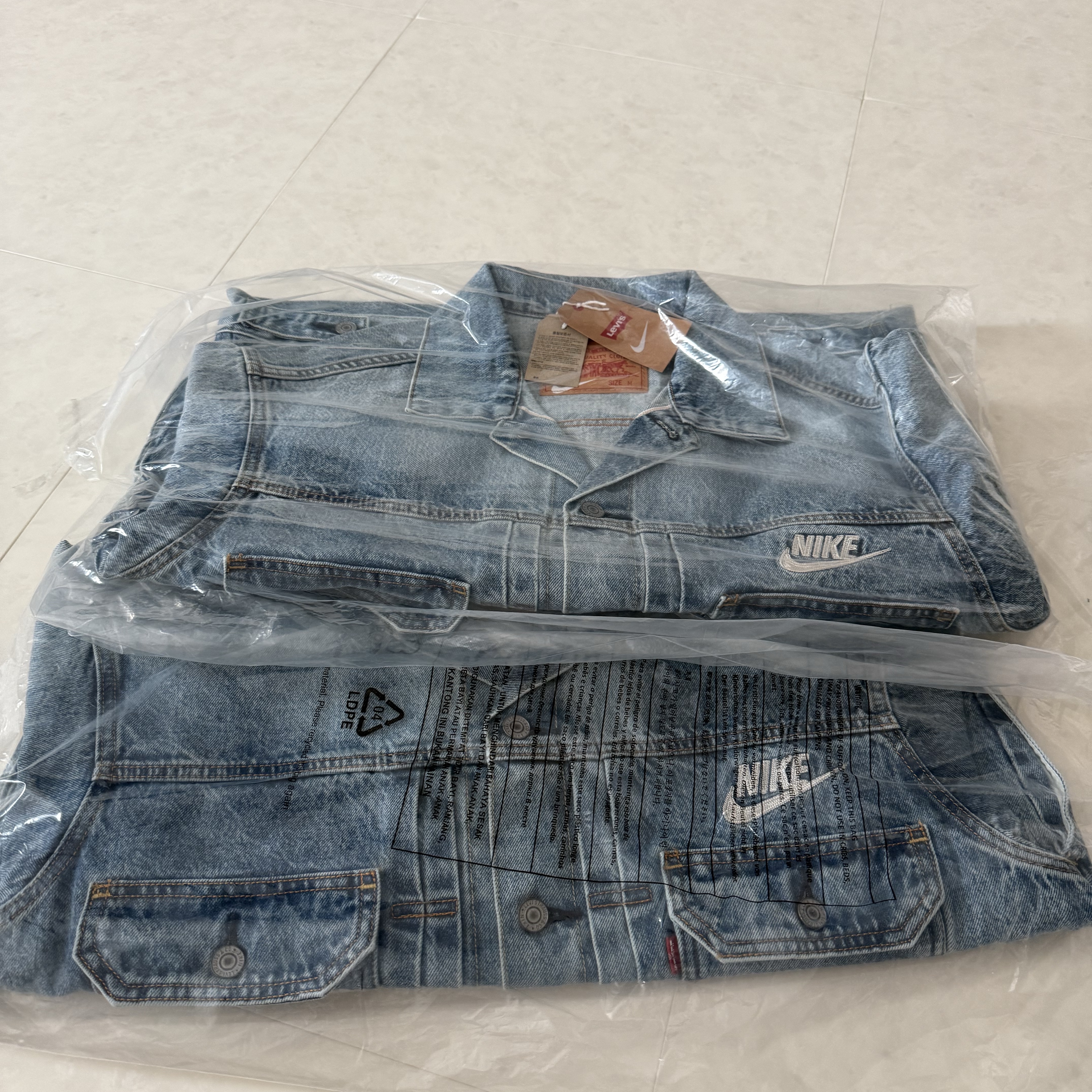 Levi's x Nike Trucker Jacket Light Blue 착용 스타일