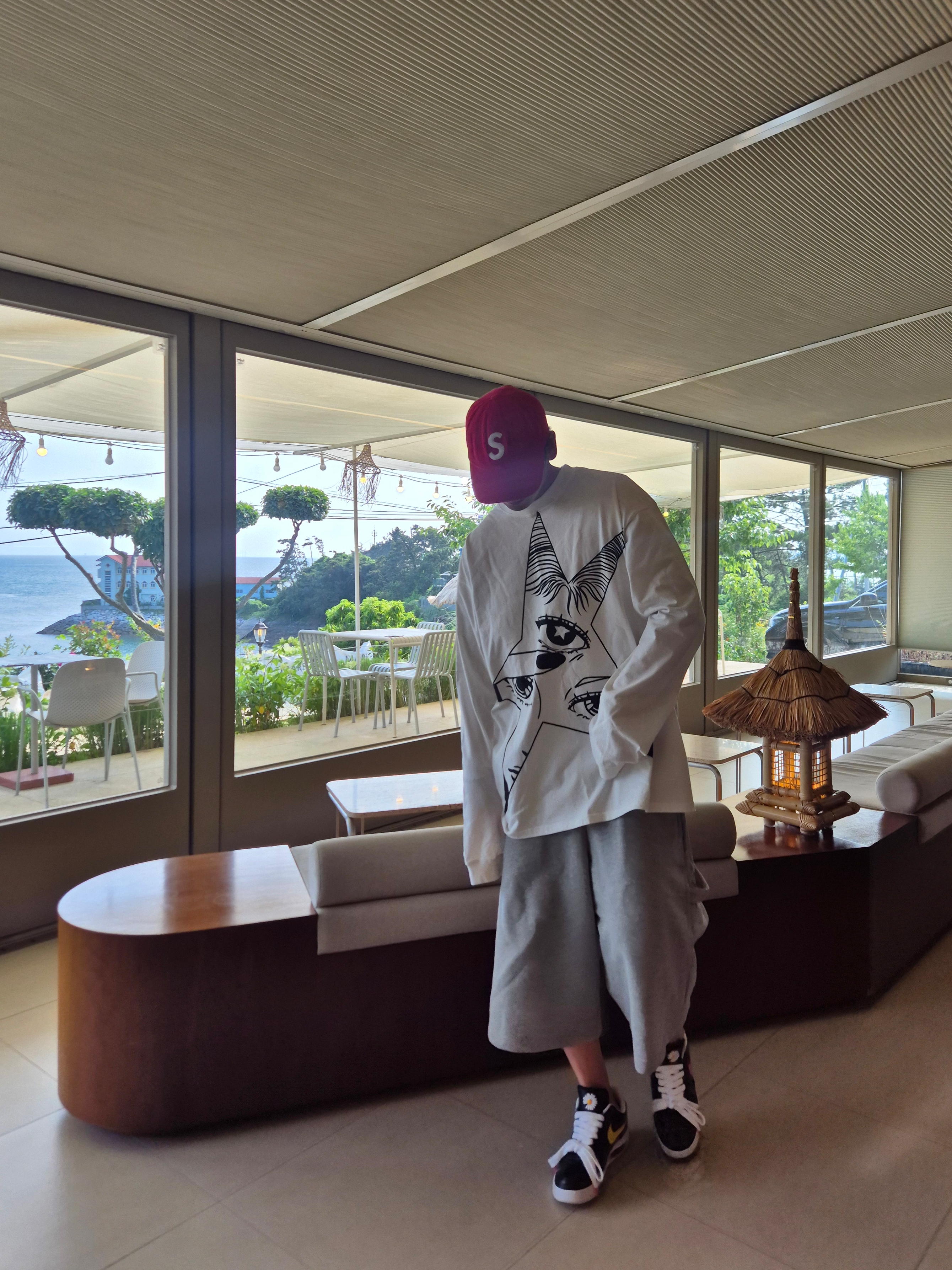 MJD Wide Carpenter Bermuda Shorts Melange Grey, Supreme Corduroy S Logo 6-Panel Bright Red - 24FW 착용 스타일 - 2