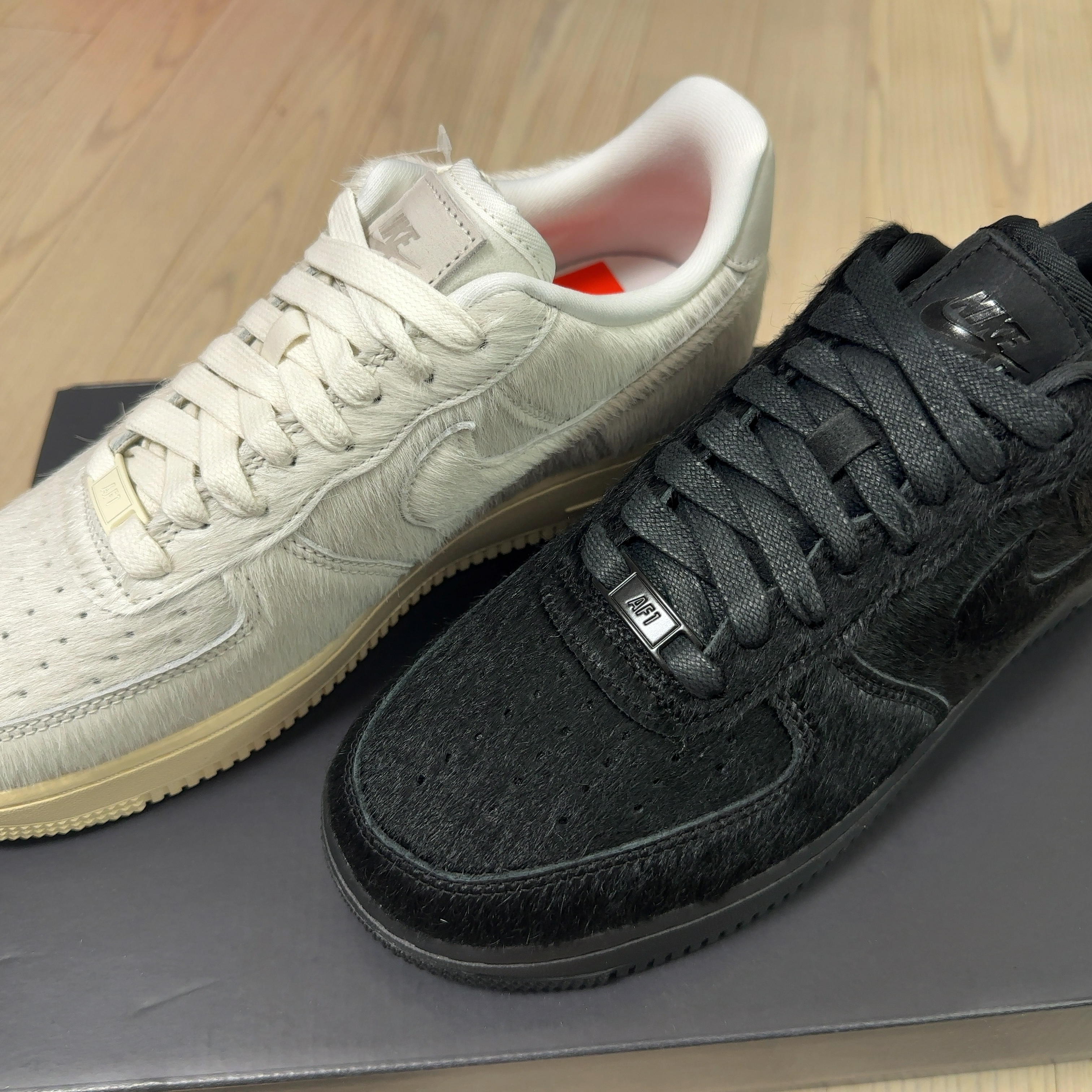 (W) Nike Air Force 1 '07 Black and Off Noir 착용 스타일 - 2