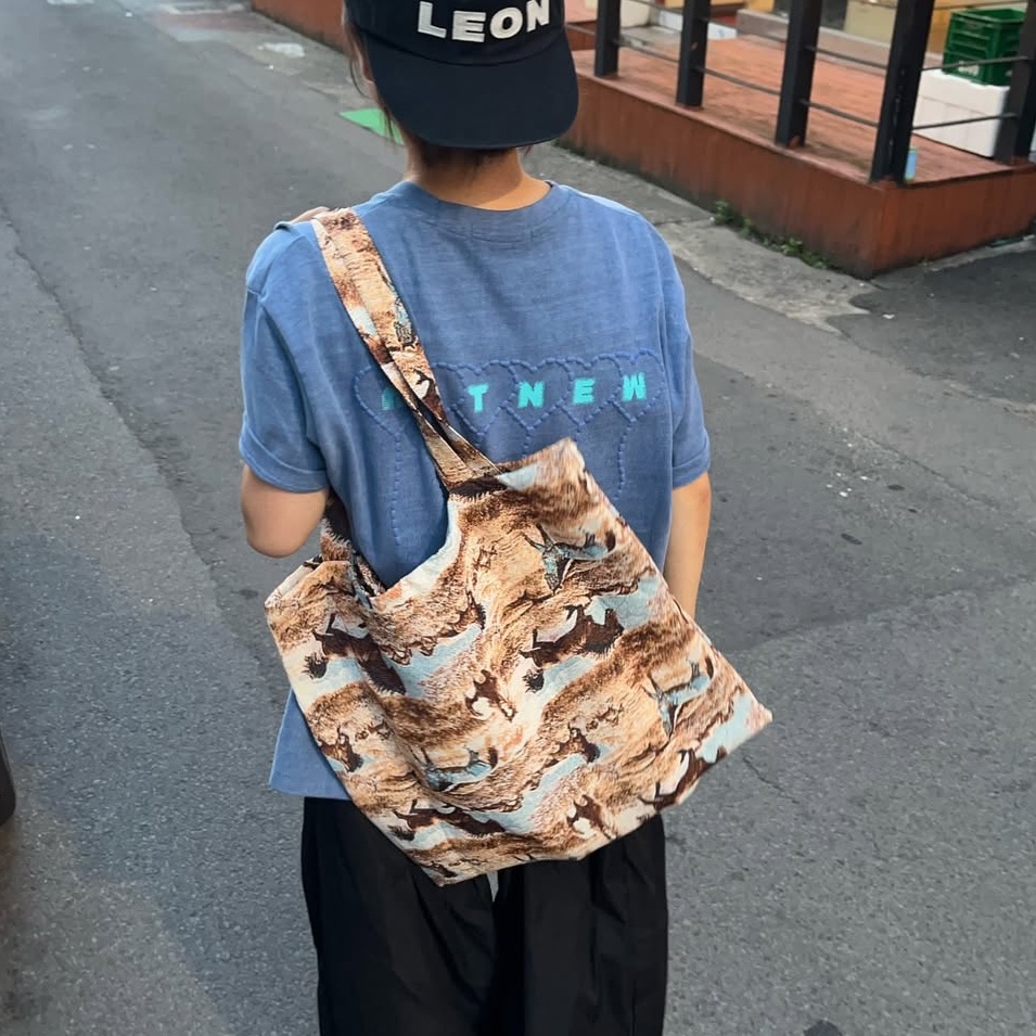 Not New Heart Balloon T-Shirt Blue, Not New Pattern Tote Bag Horse 착용 스타일 - 3
