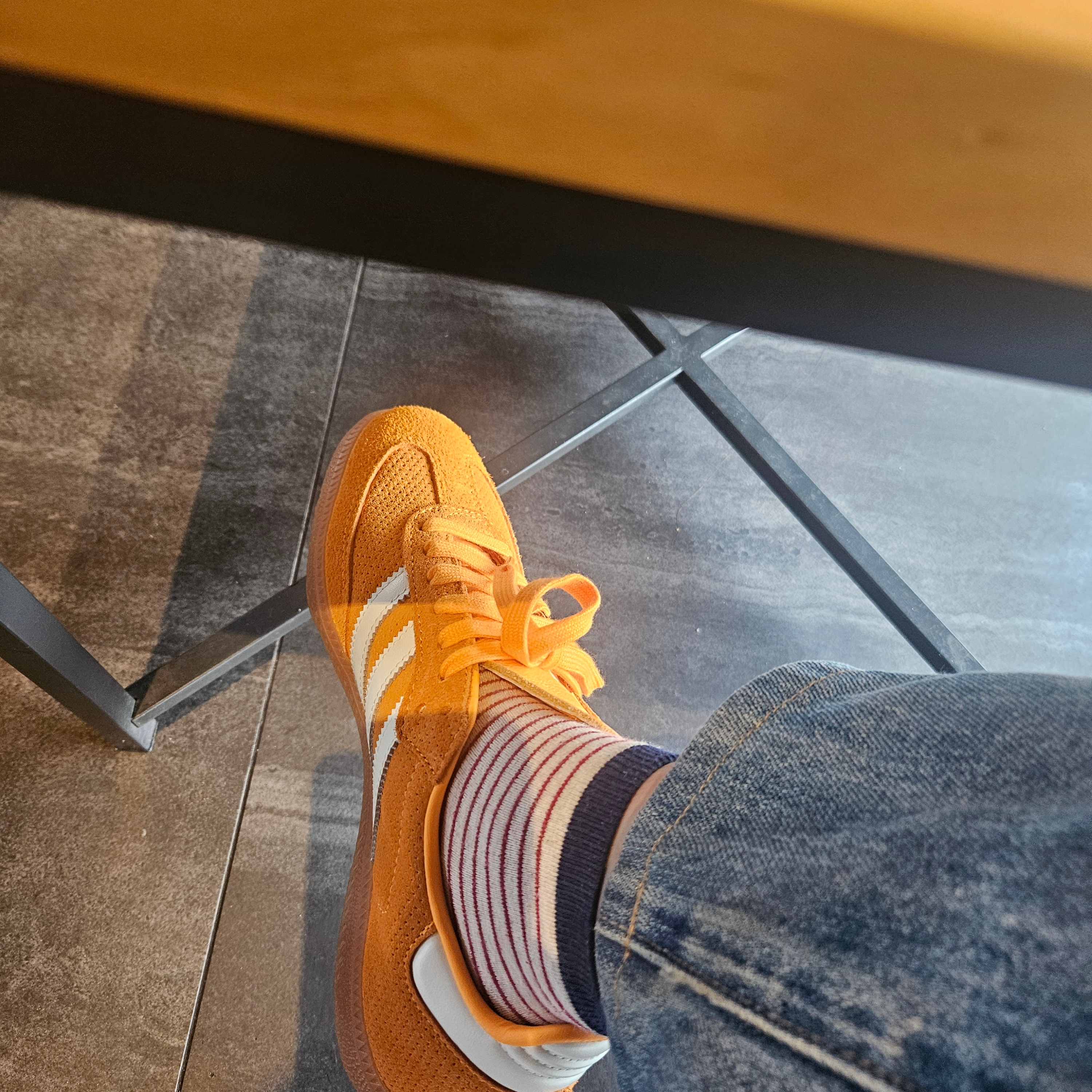 Adidas Samba OG Orange Rush 착용 스타일