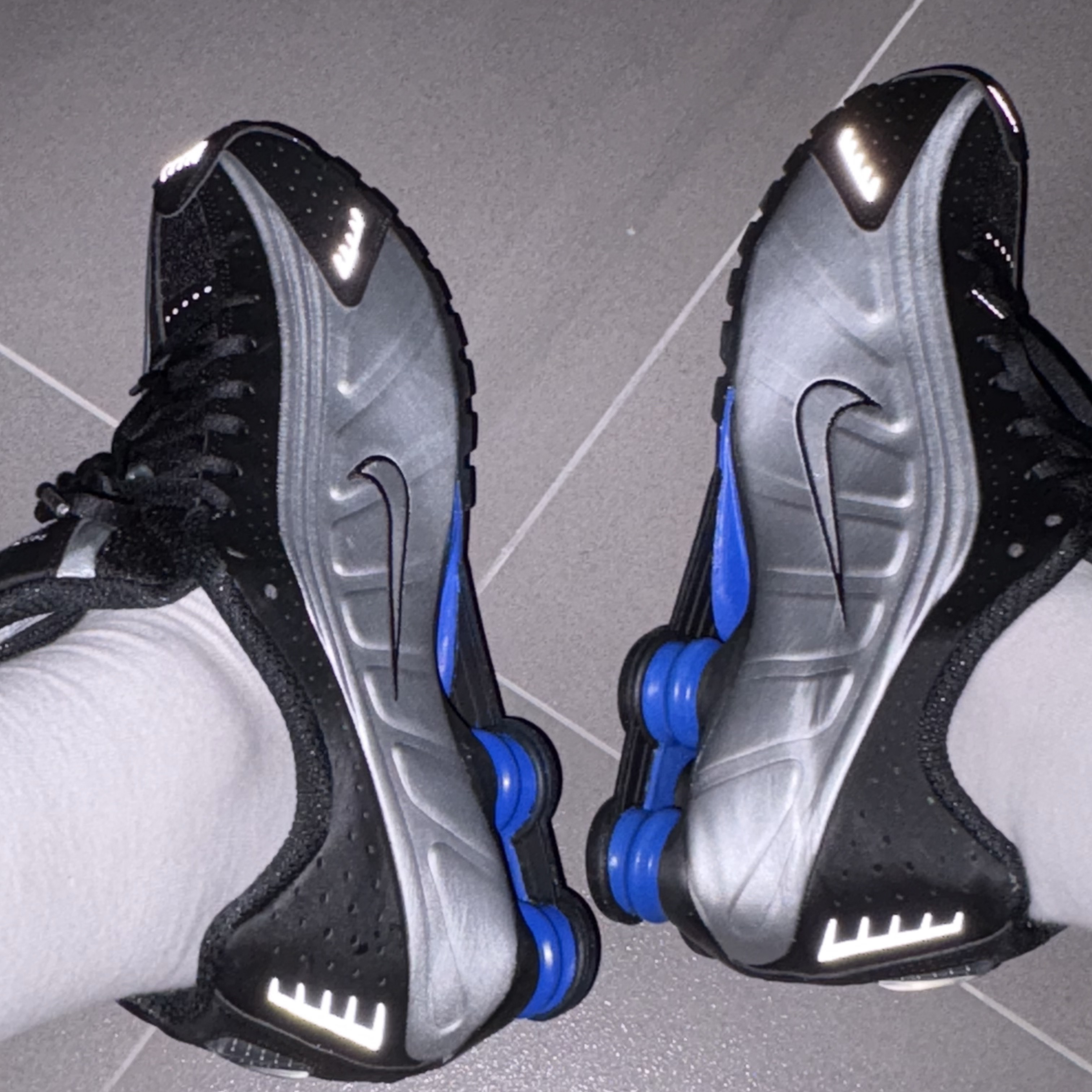 (W) Nike Shox R4 Metallic Silver and Black 착용 스타일