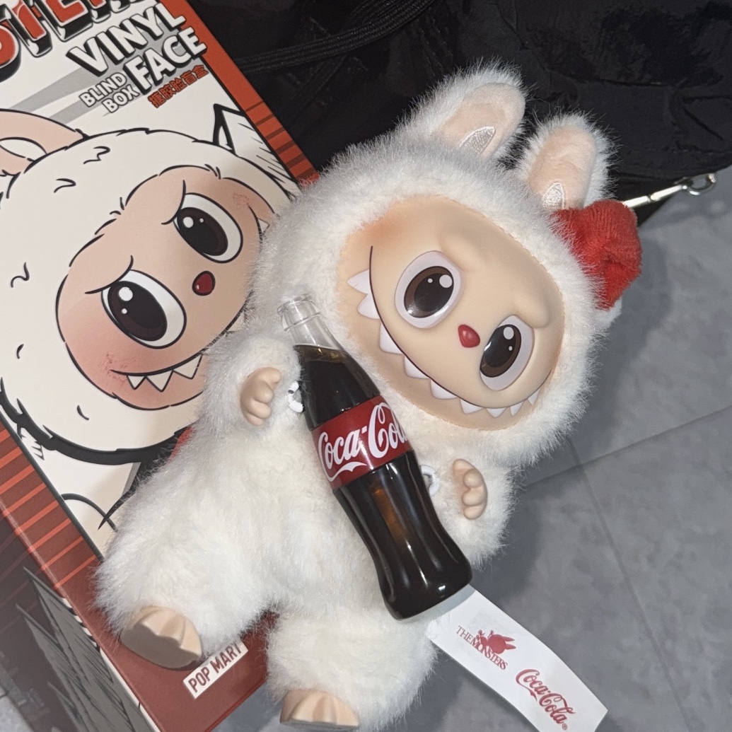 Pop Mart Labubu Coca Cola Series Surprise Shake Keyring (Opened Case) 착용 스타일 - 2