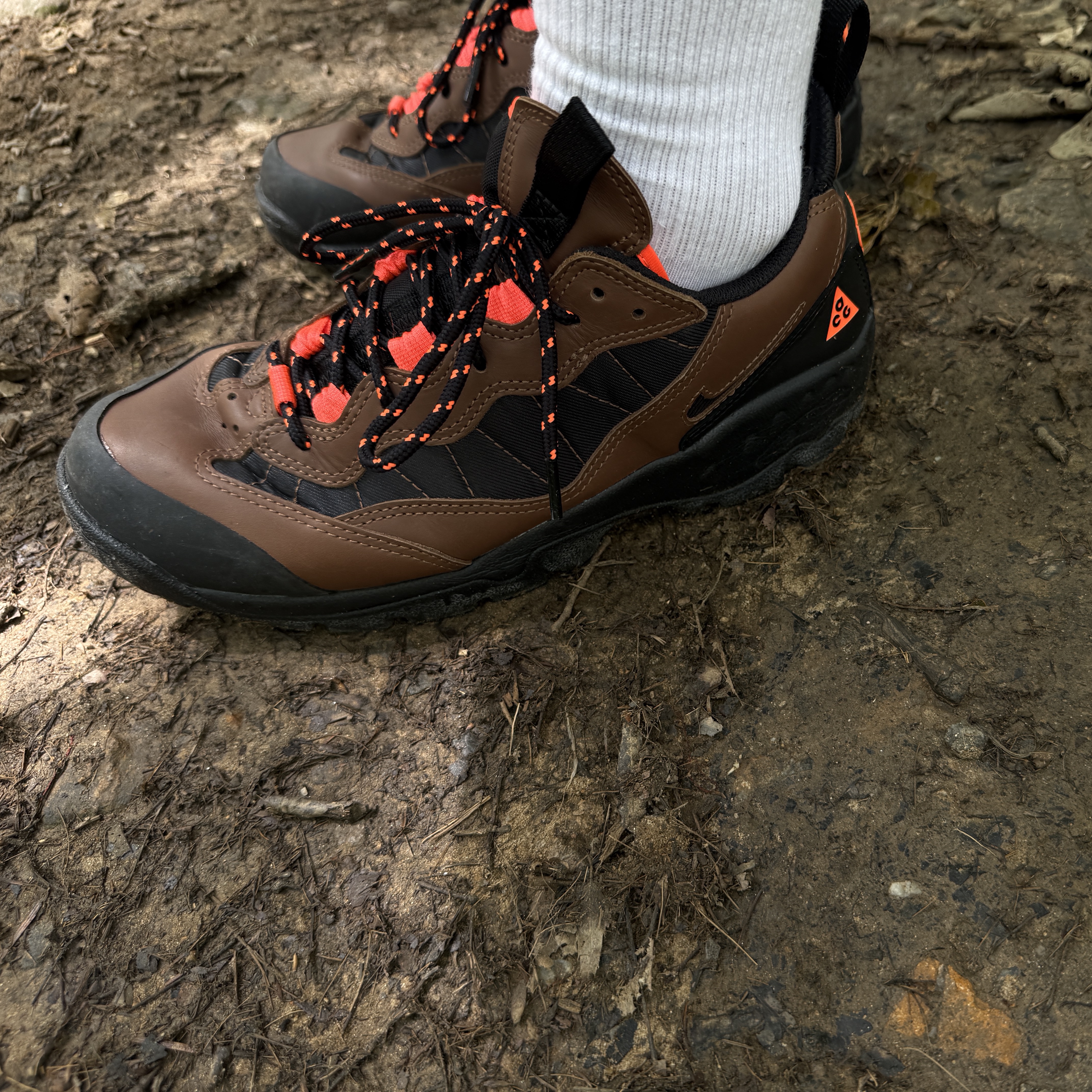 Nike ACG Air Mada Bison and Total Orange 착용 스타일