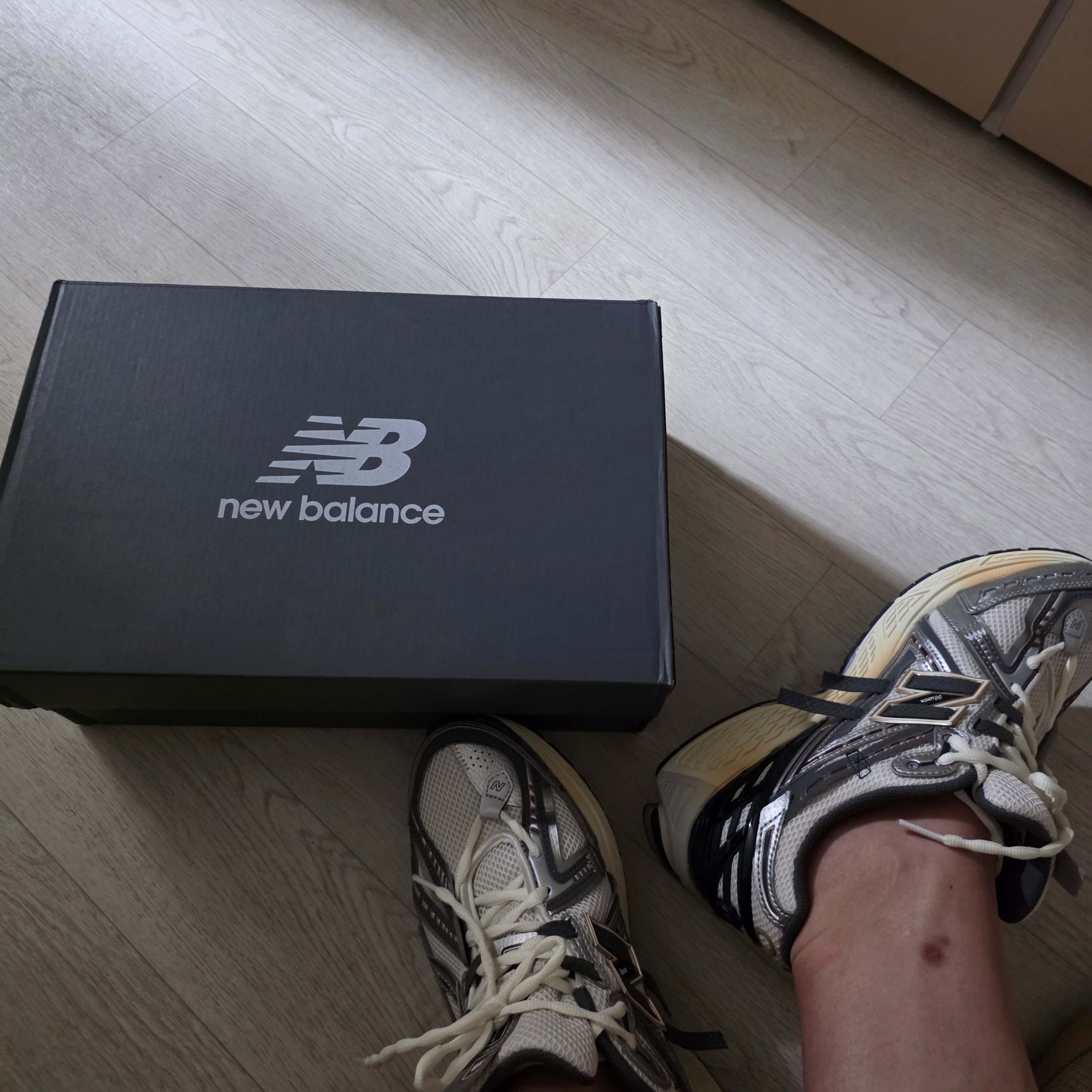 New Balance 1906A Silver Metallic Castlerock 착용 스타일 - 1