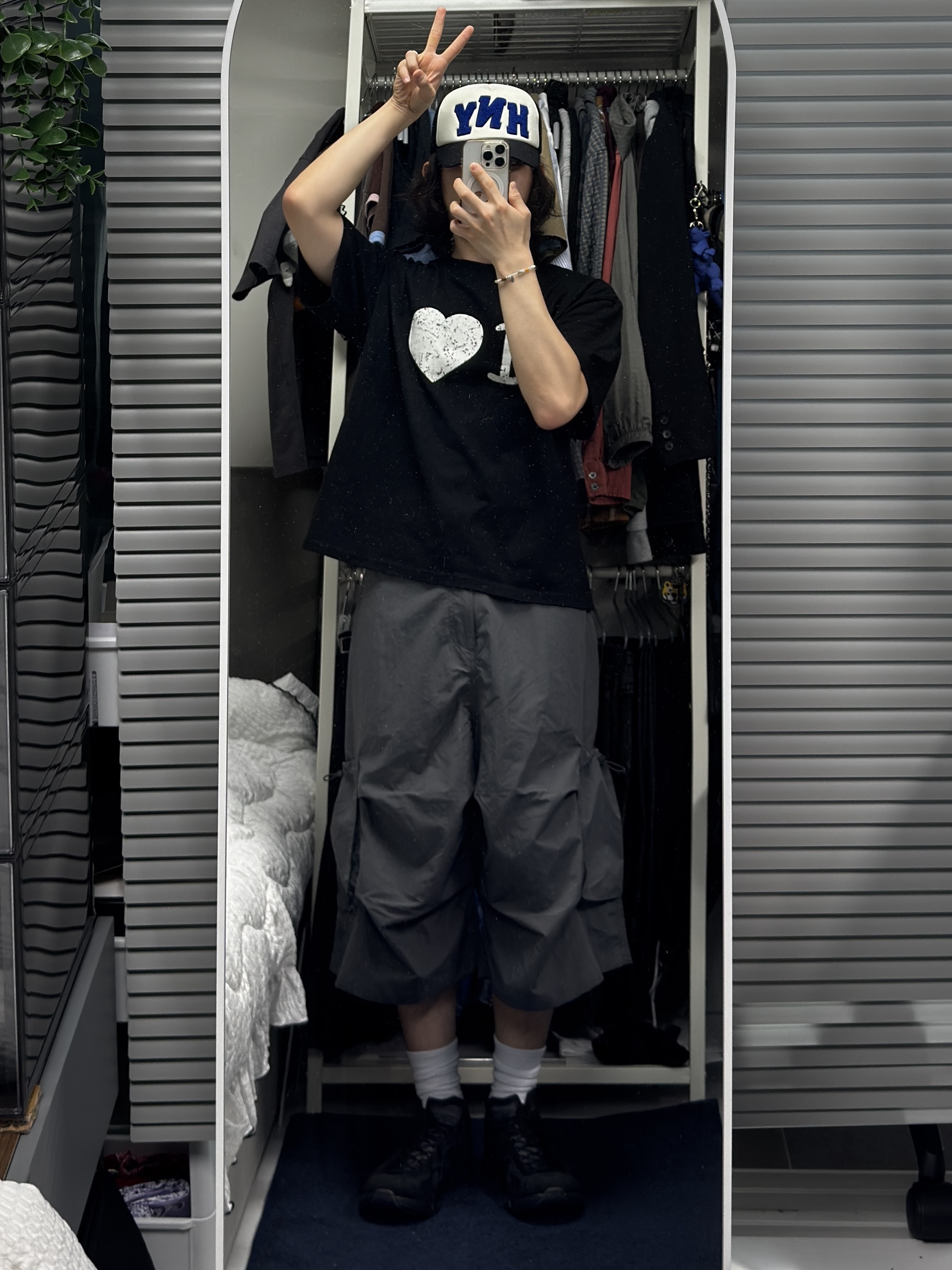 On Running x FKA Twigs Cloud Black, Honey Scoop House HNY Logo Trucker Cap Black 착용 스타일 - 5