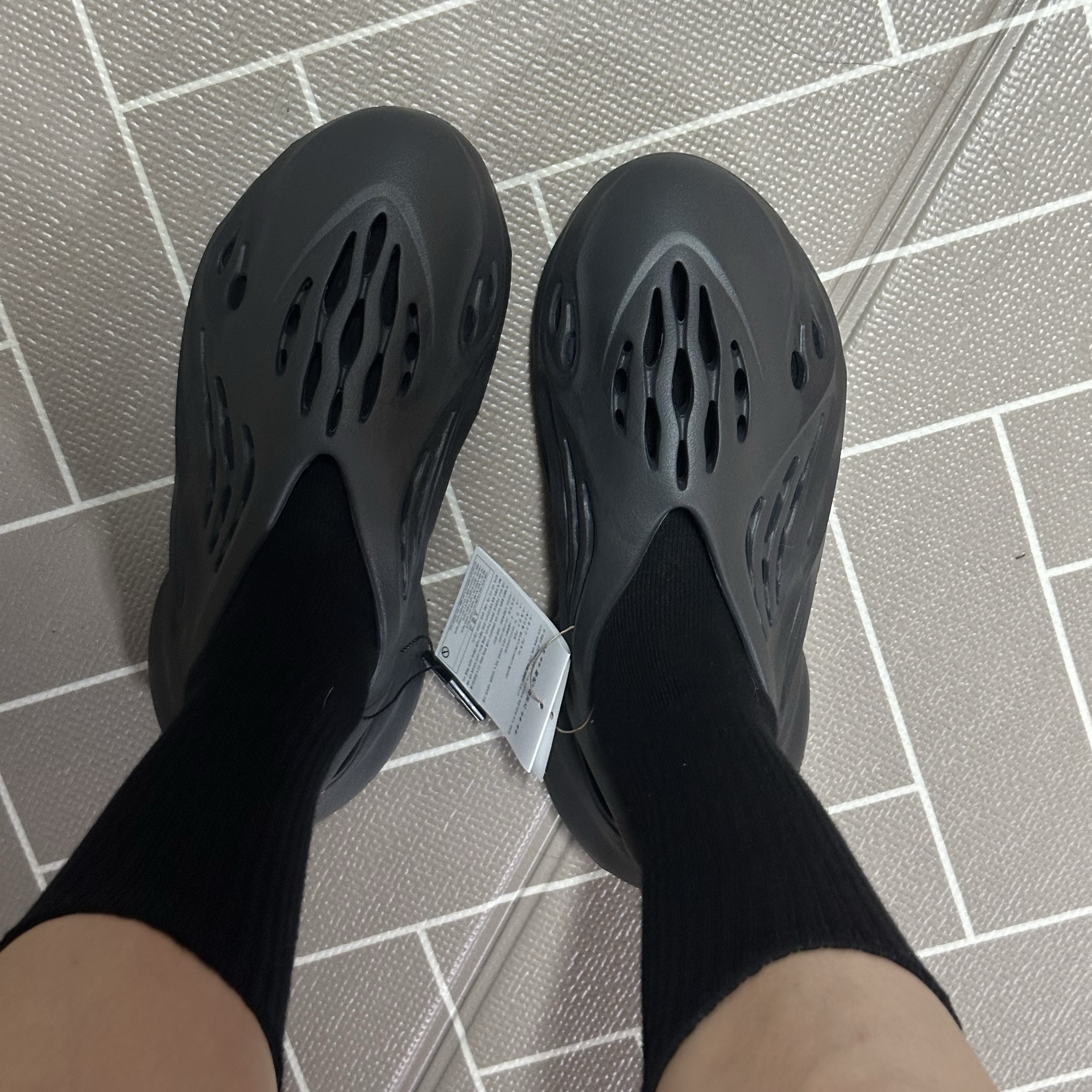Adidas Yeezy Foam RNNR Onyx 착용 스타일