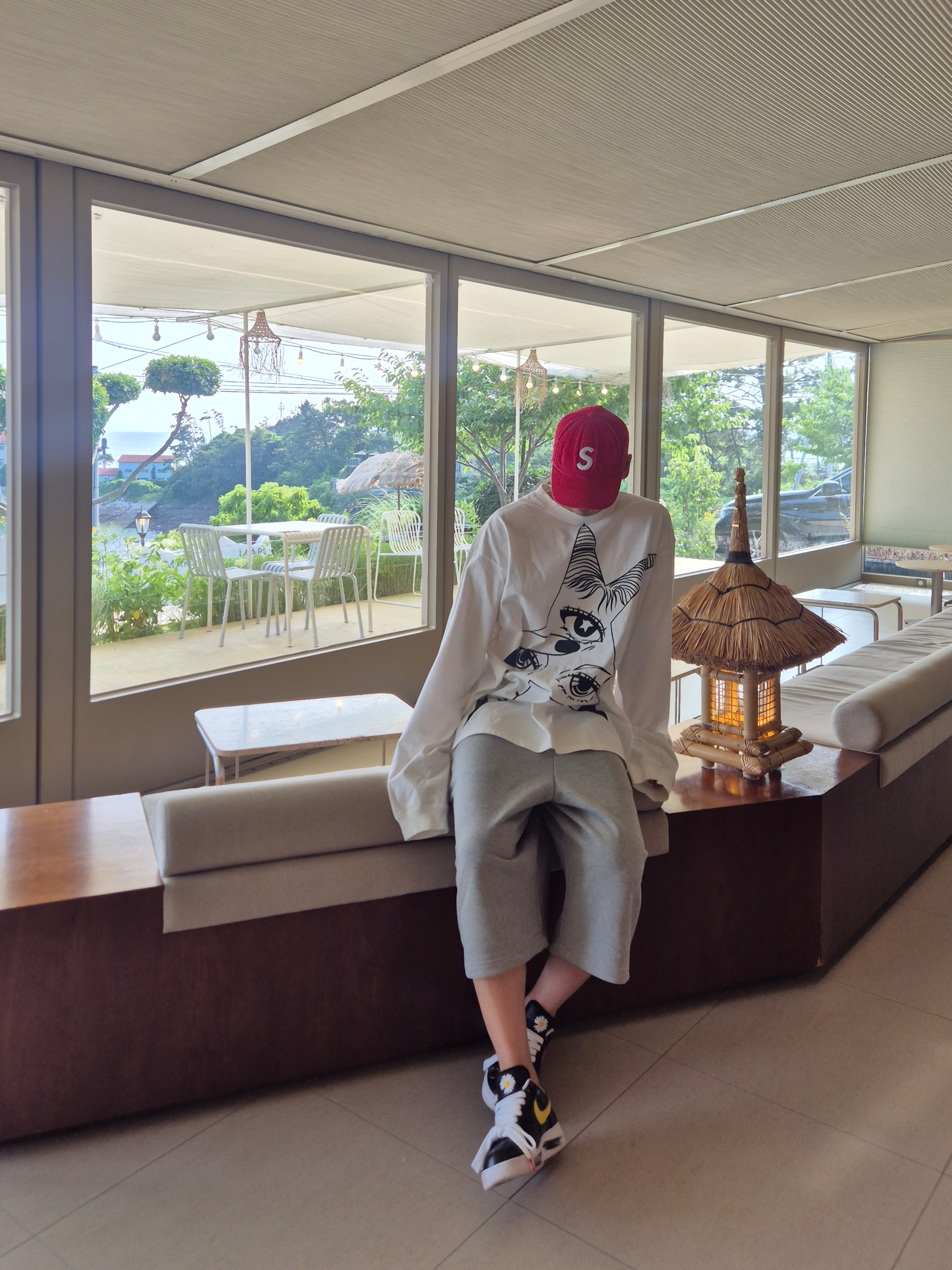 MJD Wide Carpenter Bermuda Shorts Melange Grey, Supreme Corduroy S Logo 6-Panel Bright Red - 24FW 착용 스타일 - 3