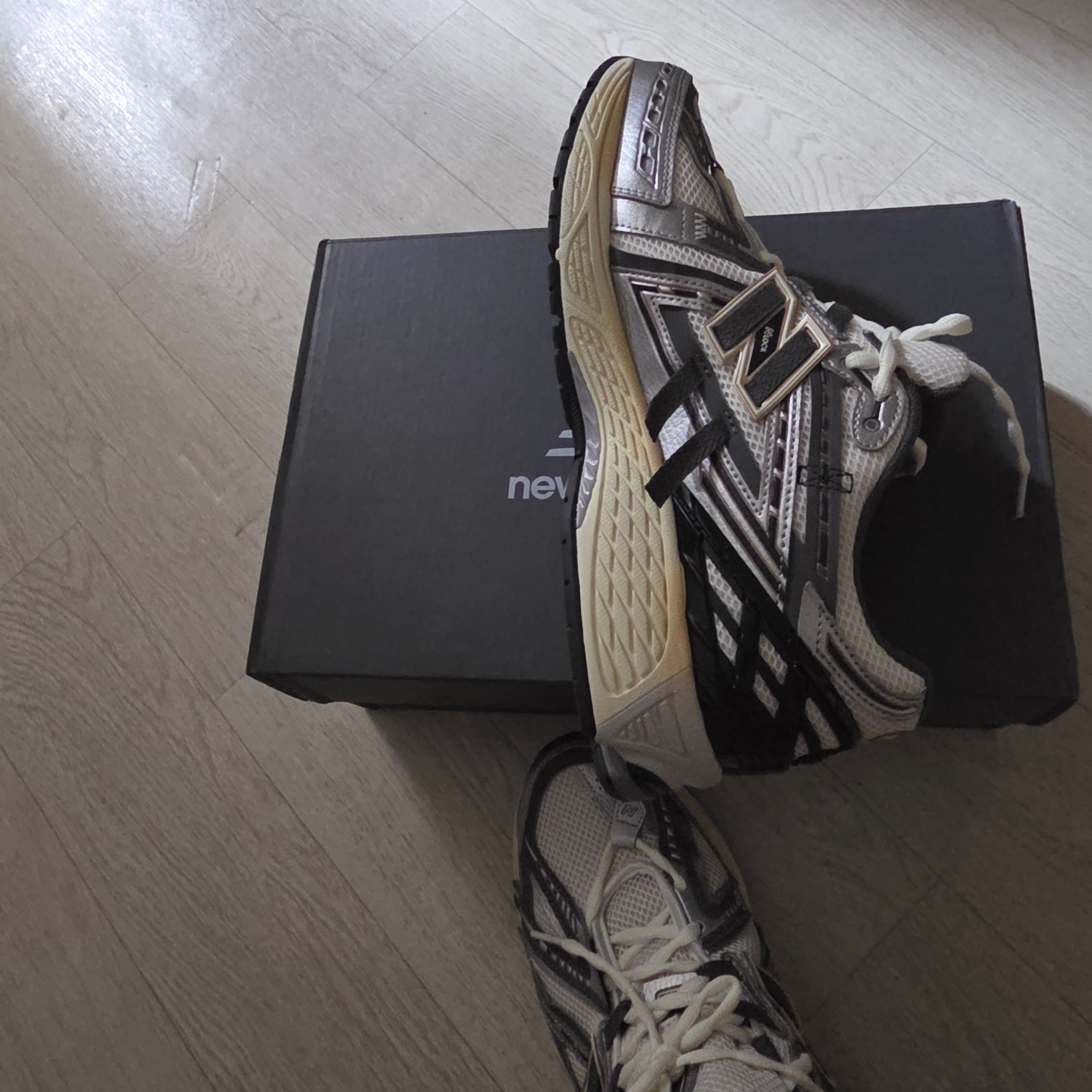 New Balance 1906A Silver Metallic Castlerock 착용 스타일 - 3