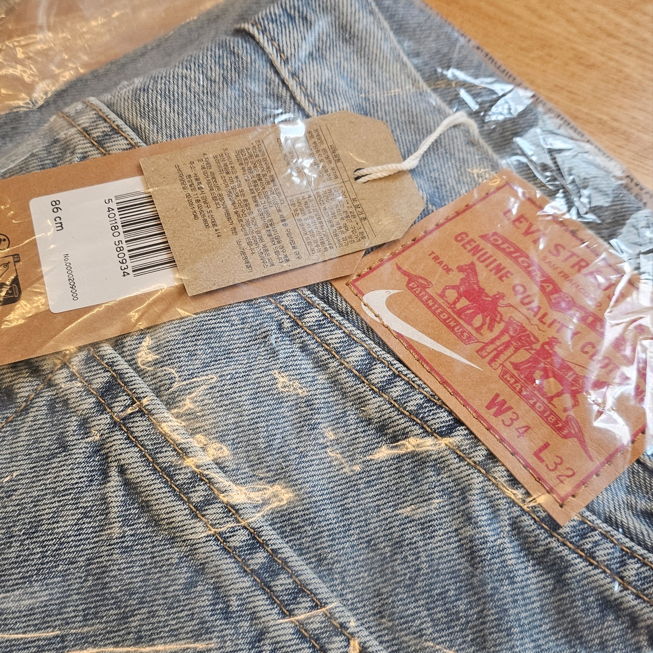 Levi's x Nike Baggy Jeans Light Blue 착용 스타일