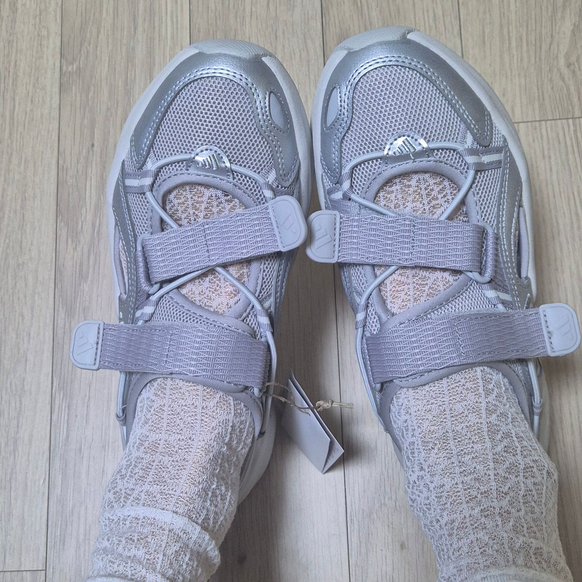 (W) Adidas Ozwave Sandal Grey Two Silver Metallic 착용 스타일 - 3
