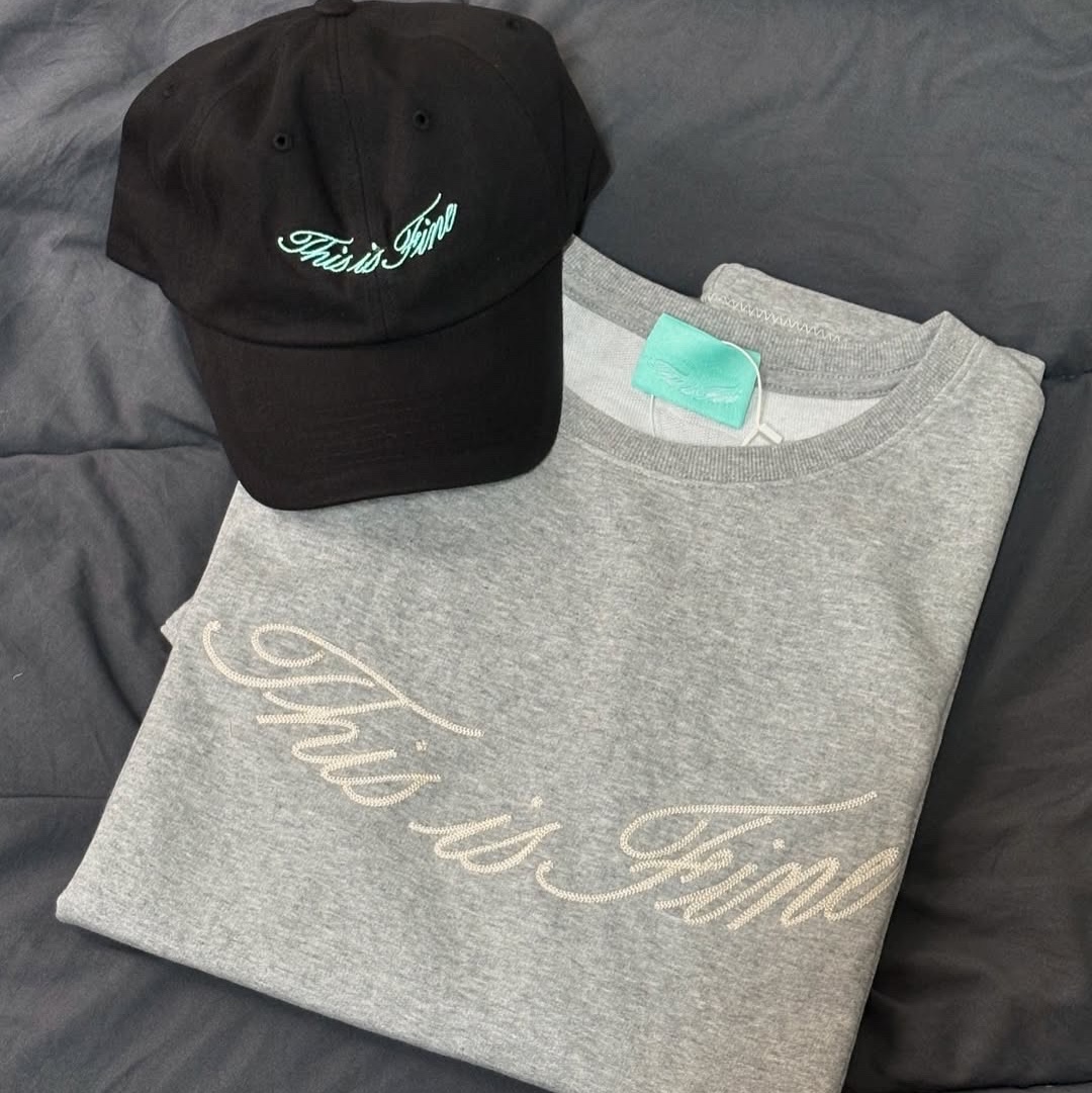 THIS IS FINE Oversized Signature Tee Sportif Gray, THIS IS FINE Signature Ball Cap Black 착용 스타일 - 5