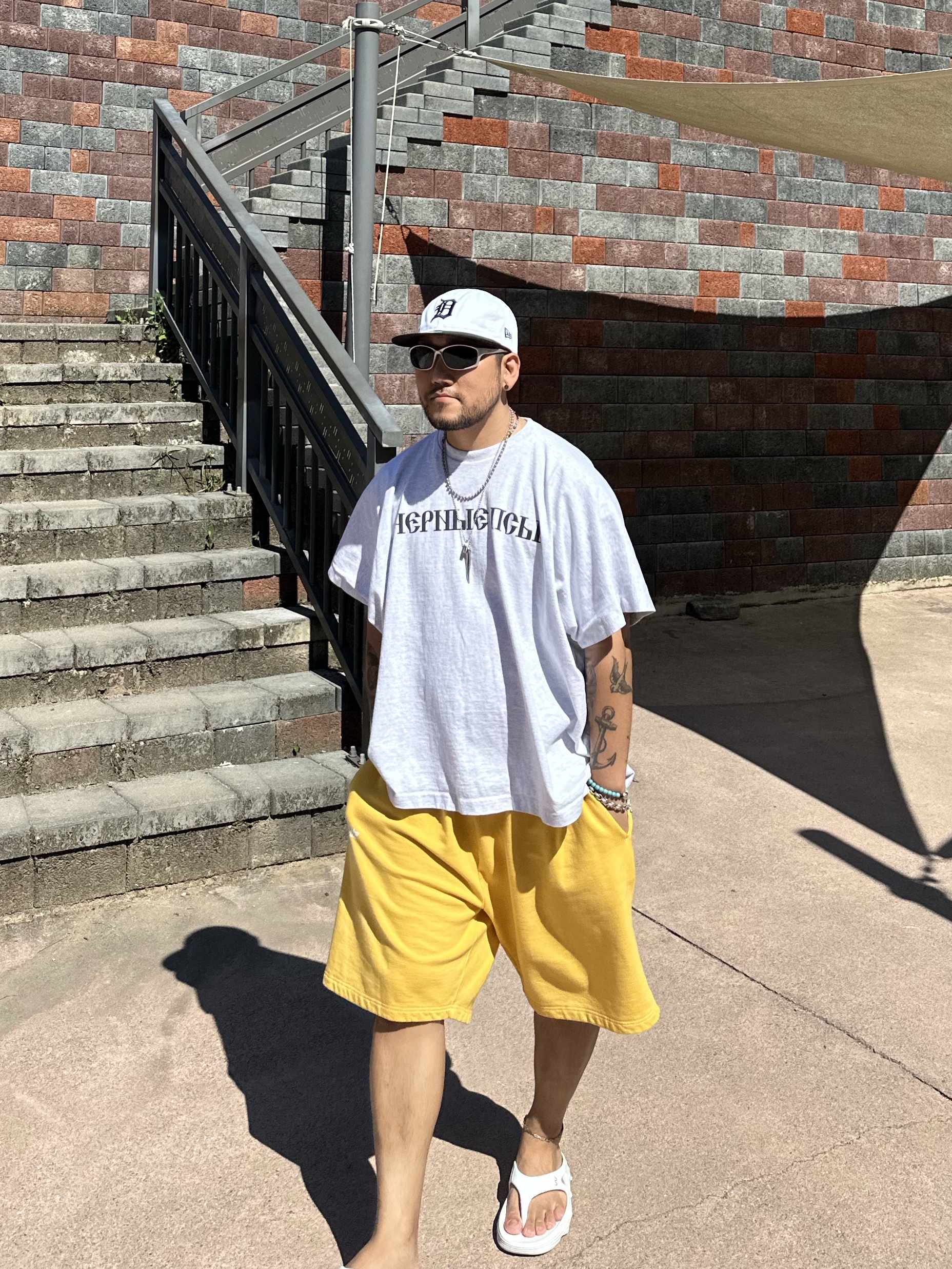 New Era x Thisisneverthat TNT RC950 Dettig Ball Cap Off White, Yeezy x Gosha Rubchinskiy YZY Black Dogs T-Shirt Heather Grey 착용 스타일 - 2