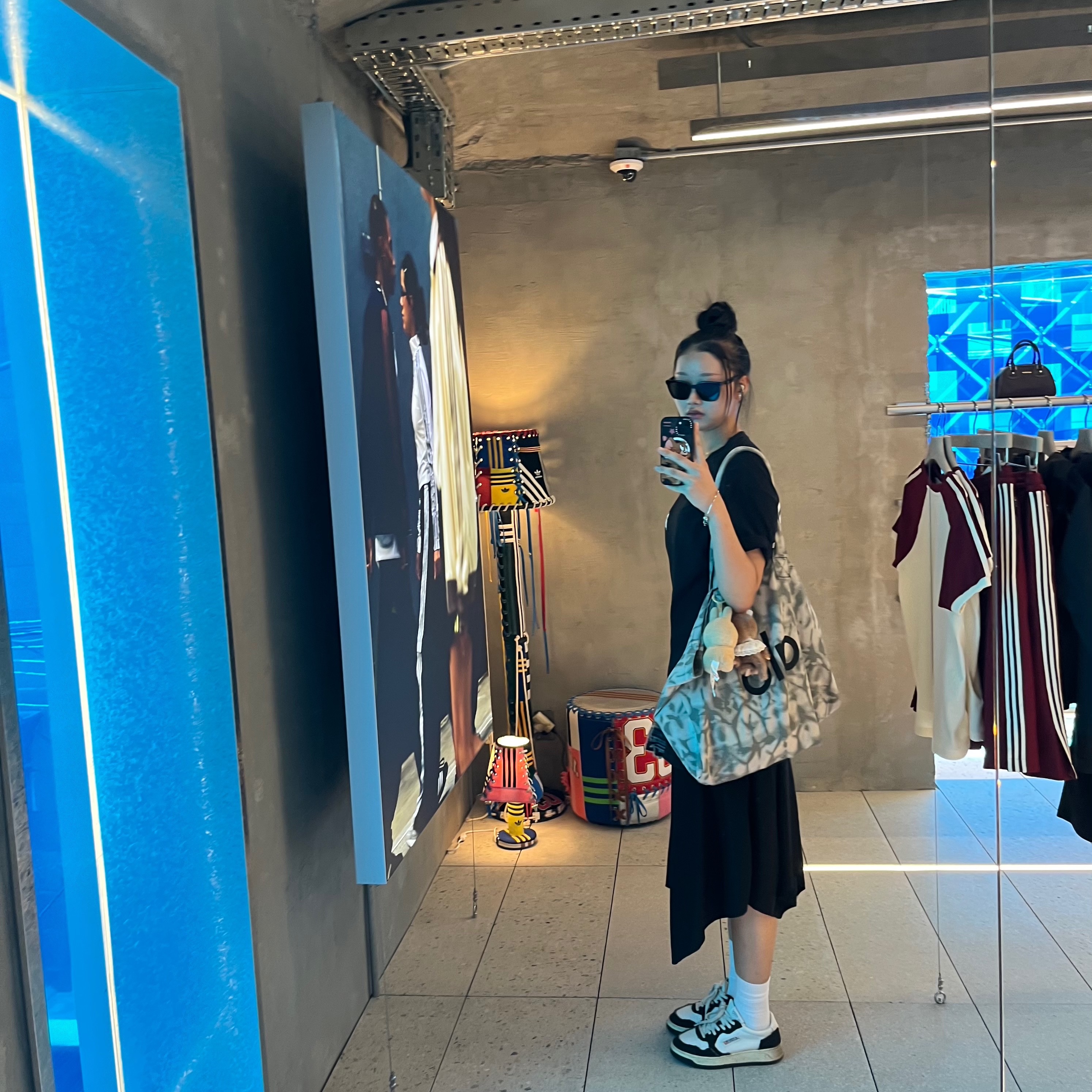 Alo Yoga Iconic Shopper Tote Bag Grey Tiedye, (W) Autry Medalist Low Leather Sneakers Black White 착용 스타일 - 1