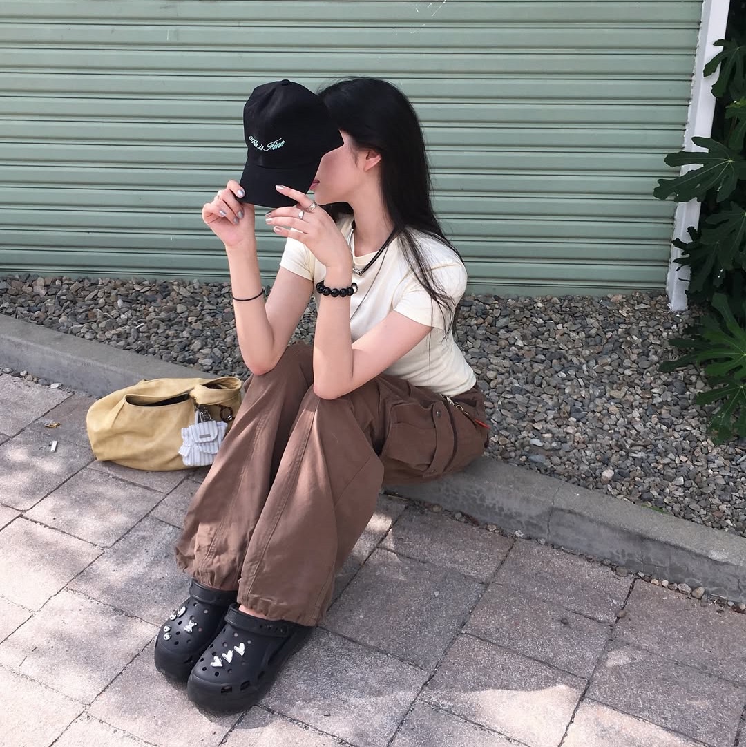 THIS IS FINE Cropped Signature Tee Cream, THIS IS FINE Signature Ball Cap Black 착용 스타일 - 6