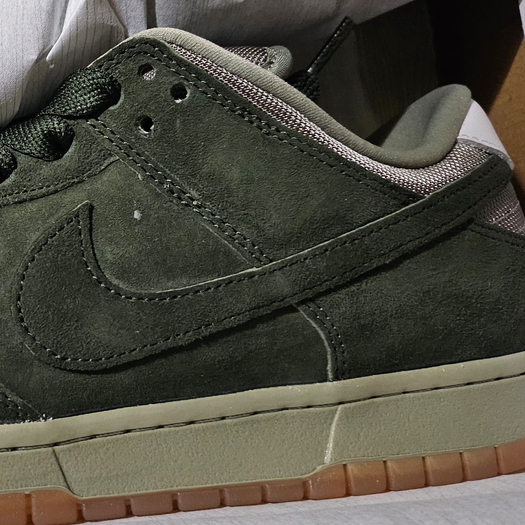Nike SB Dunk Low Pro B Sequoia and Light Army 착용 스타일