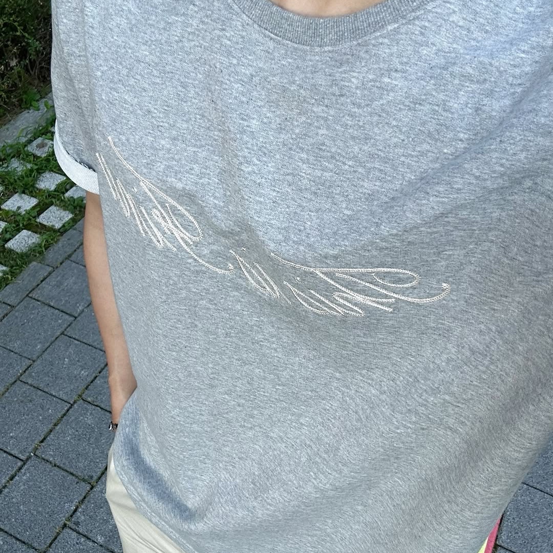 THIS IS FINE Oversized Signature Tee Sportif Gray, THIS IS FINE Signature Ball Cap Black 착용 스타일 - 3