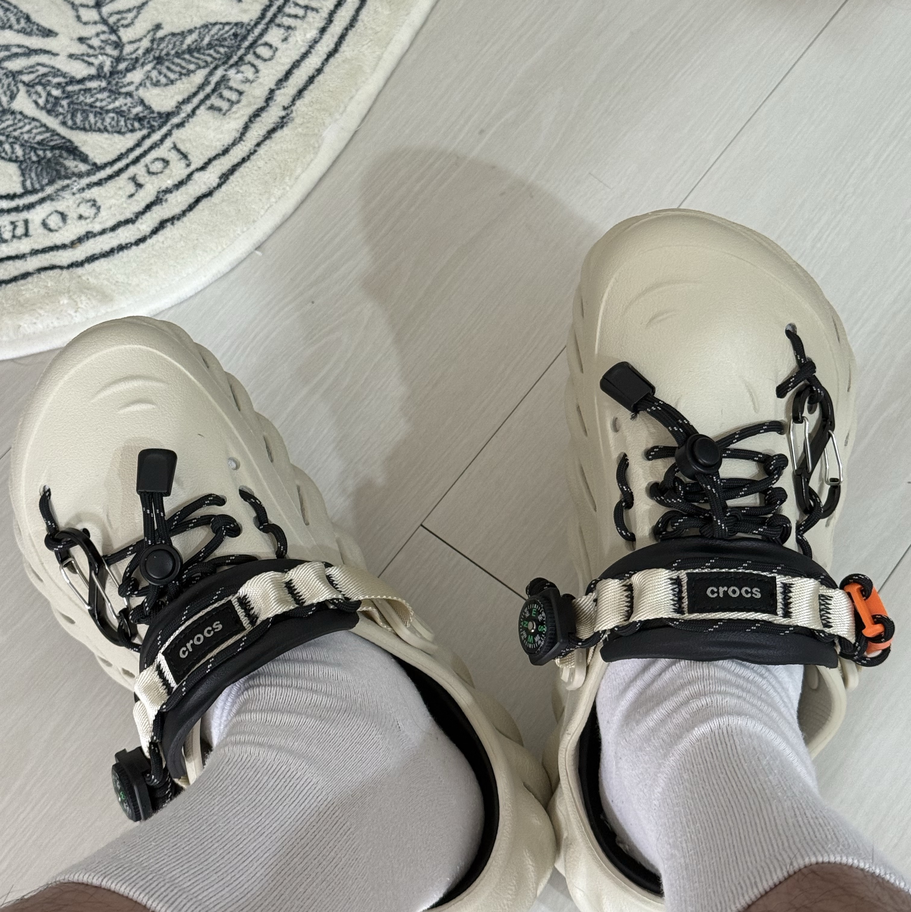 Crocs Echo Clog Bone Black 착용 스타일
