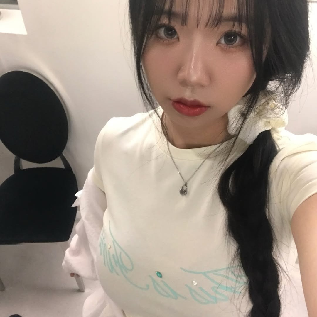 THIS IS FINE Cropped Signature Tee Cream, THIS IS FINE Ribbed Sleeveless Top Black 착용 스타일 - 2