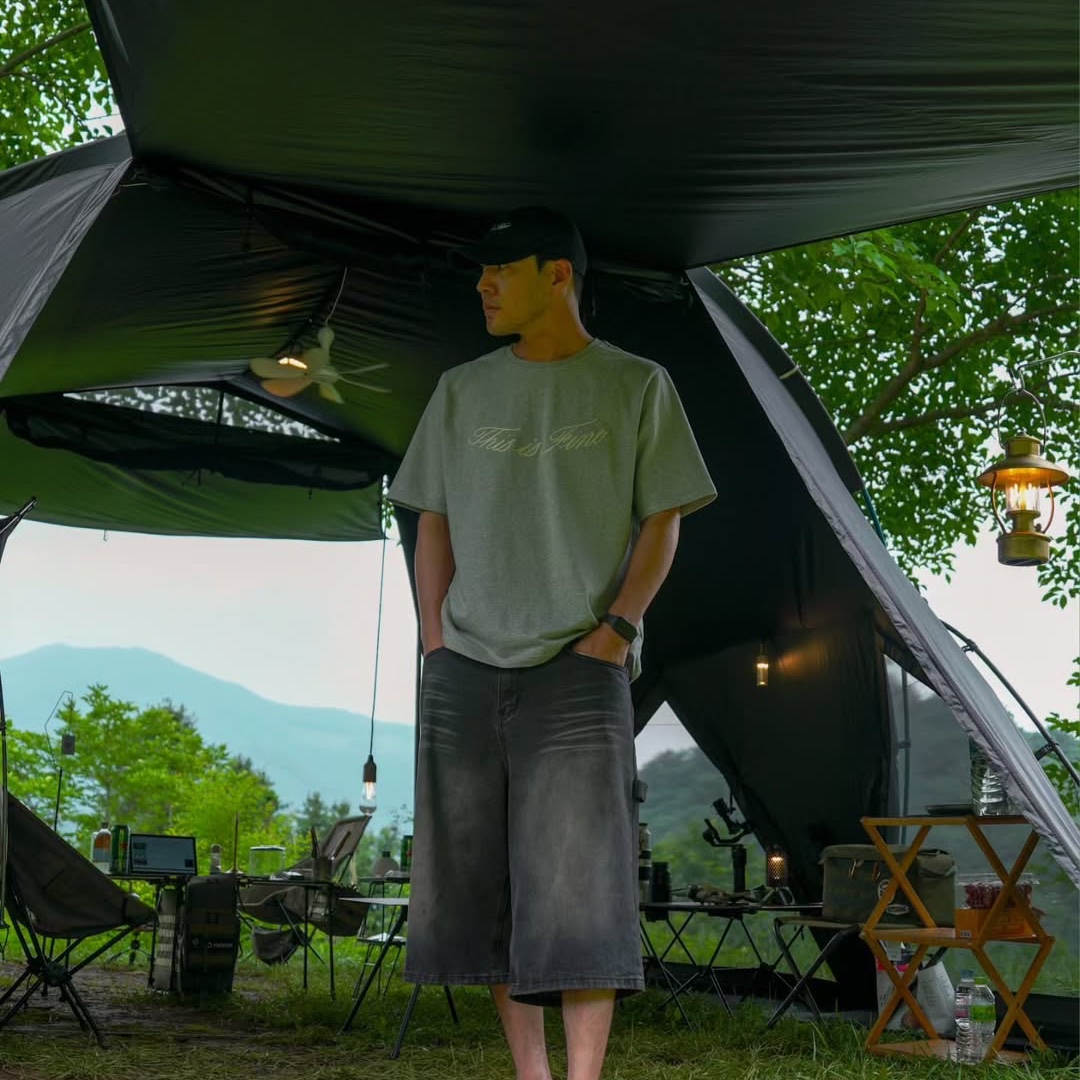 THIS IS FINE Oversized Signature Tee Sportif Gray, THIS IS FINE Signature Ball Cap Black 착용 스타일 - 6