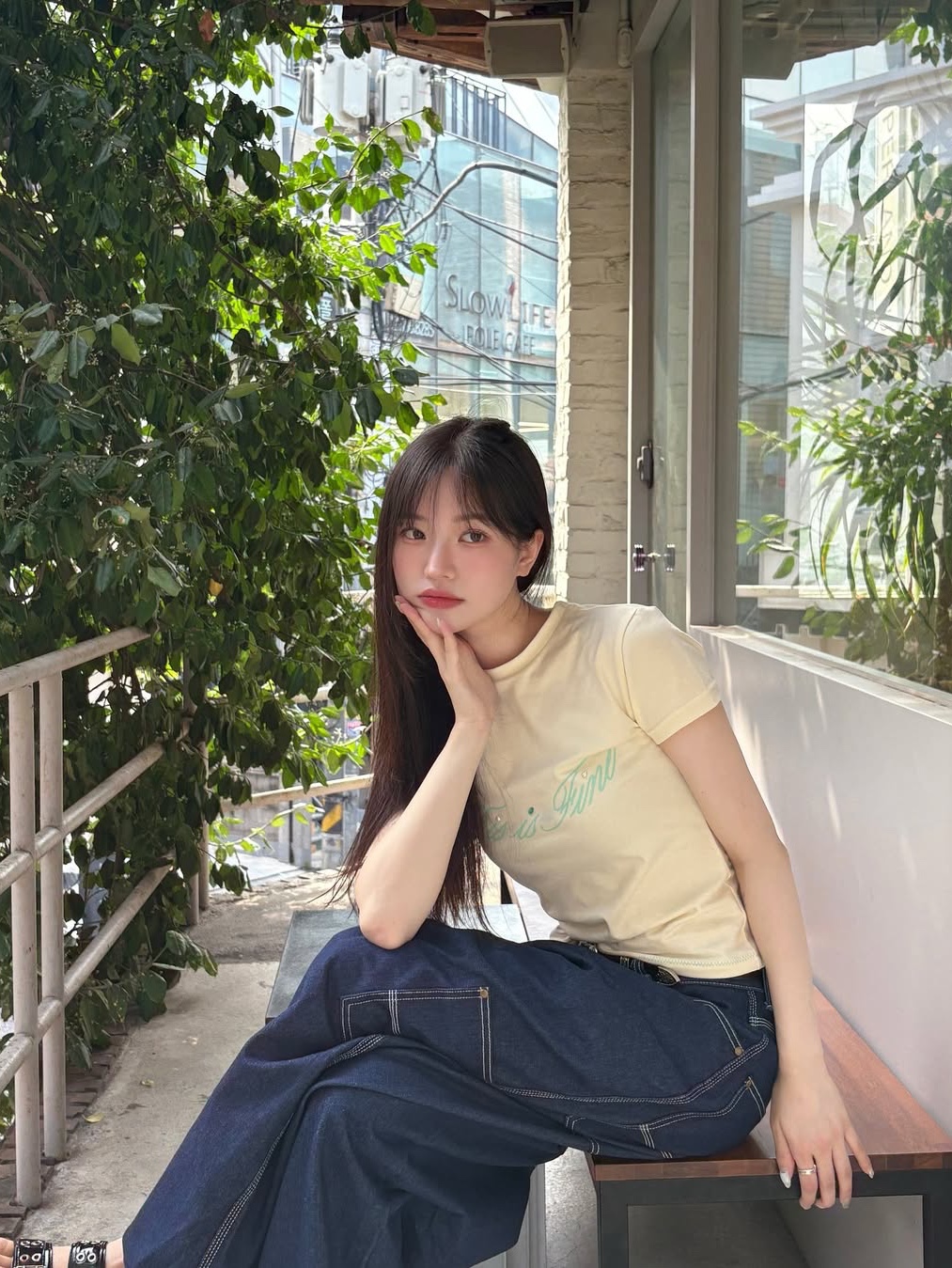 THIS IS FINE Cropped Signature Tee Cream 착용 스타일 - 1