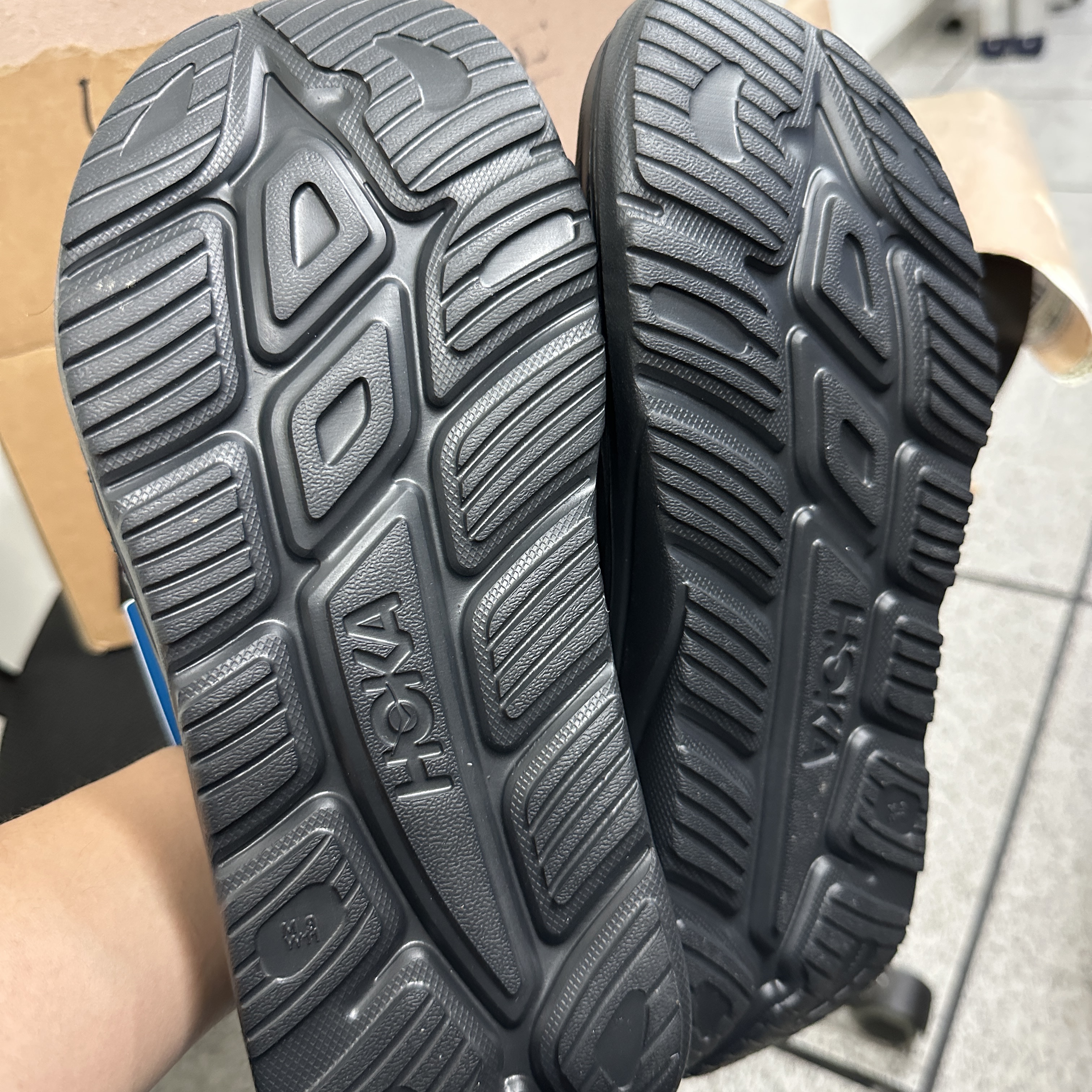Hoka Ora Recovery Slide 3 Black 착용 스타일 - 2