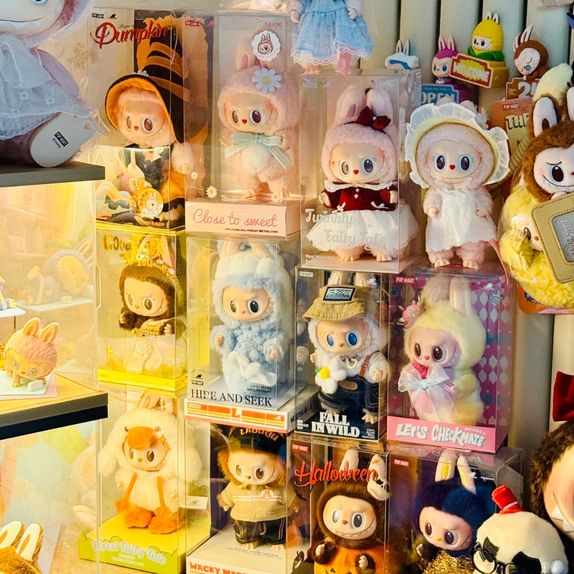 Pop Mart Labubu Mokoko Close to Sweet Vinyl Plush Pendant, Pop Mart The Monsters Checkmate Series Plush Keyring 착용 스타일