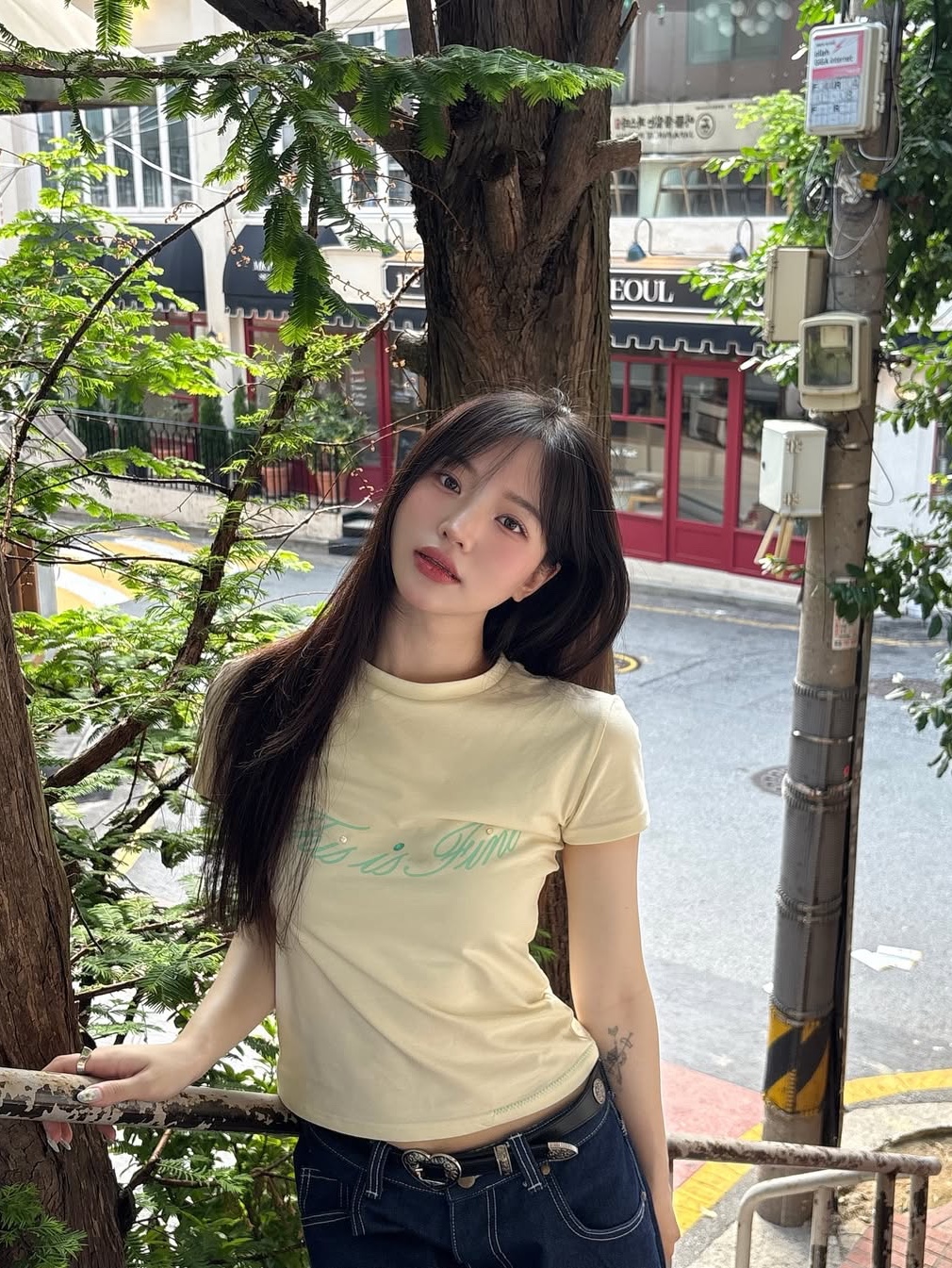 THIS IS FINE Cropped Signature Tee Cream 착용 스타일 - 5
