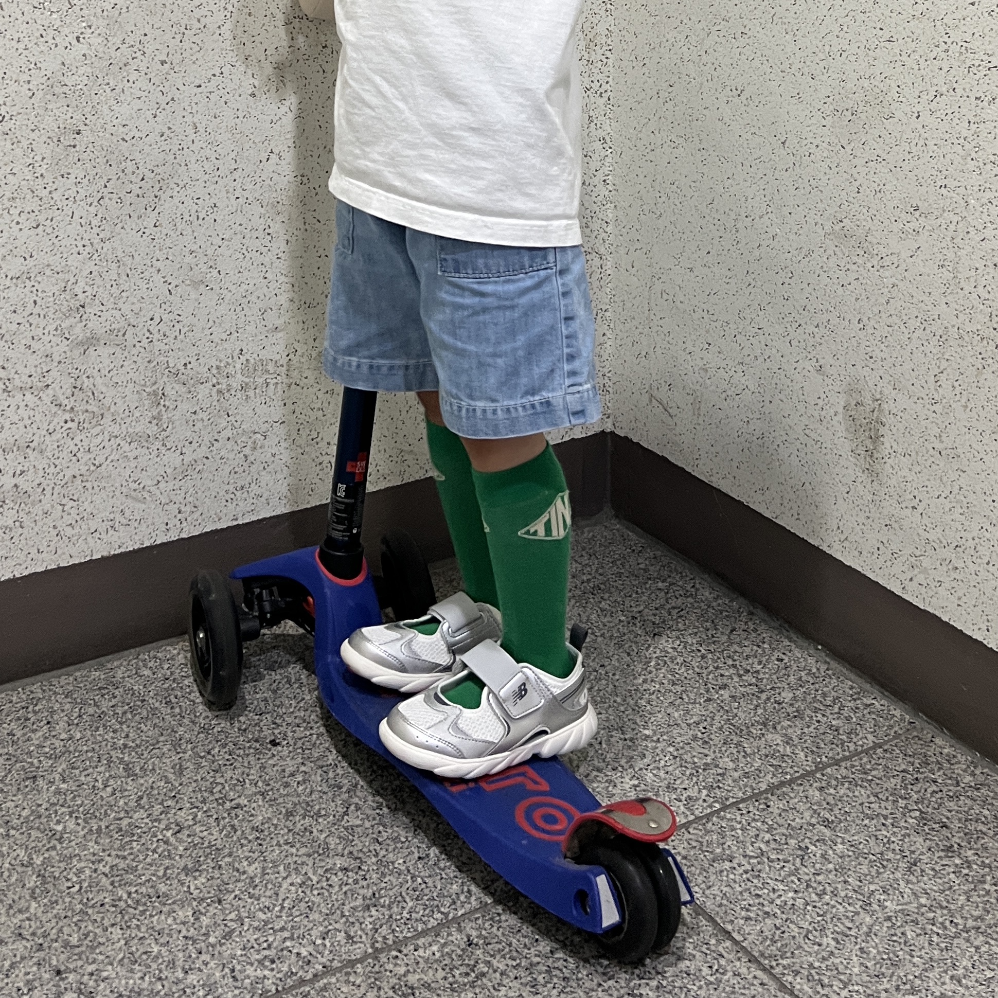 (Kids) New Balance Freedle 920 Sandal Silver 착용 스타일