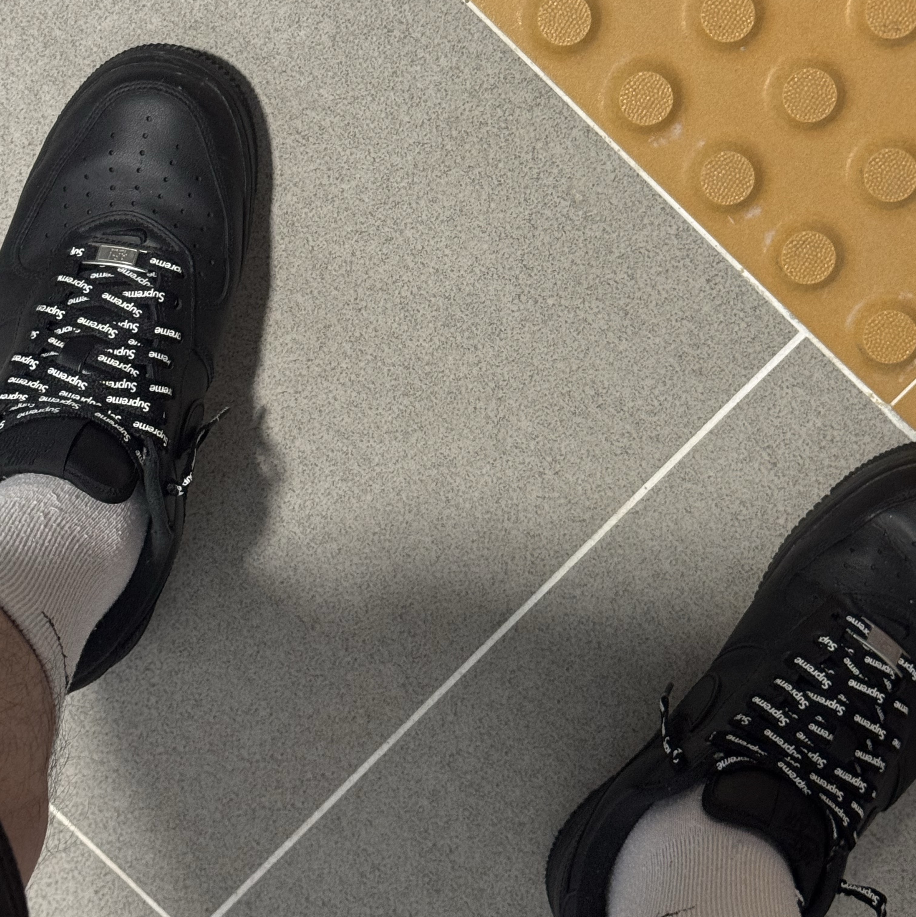 Nike x Supreme Air Force 1 Low Black 착용 스타일