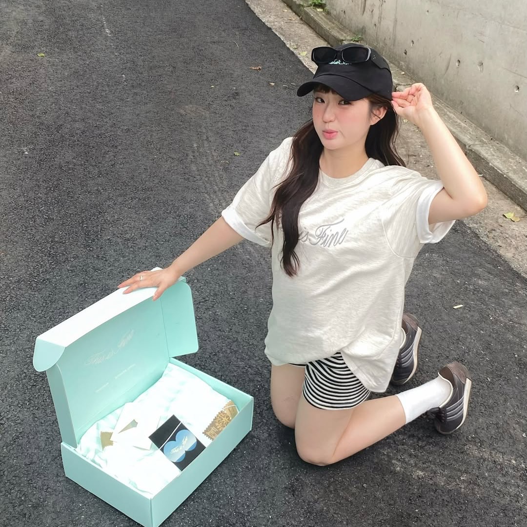 THIS IS FINE Oversized Signature Tee Oat, THIS IS FINE Signature Ball Cap Black 착용 스타일 - 4