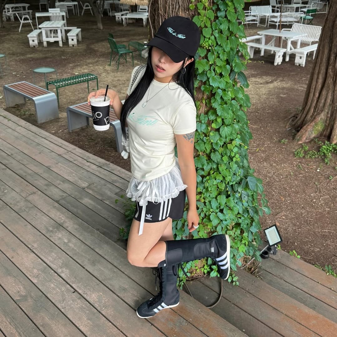 THIS IS FINE Cropped Signature Tee Cream, THIS IS FINE Signature Ball Cap Black 착용 스타일 - 3