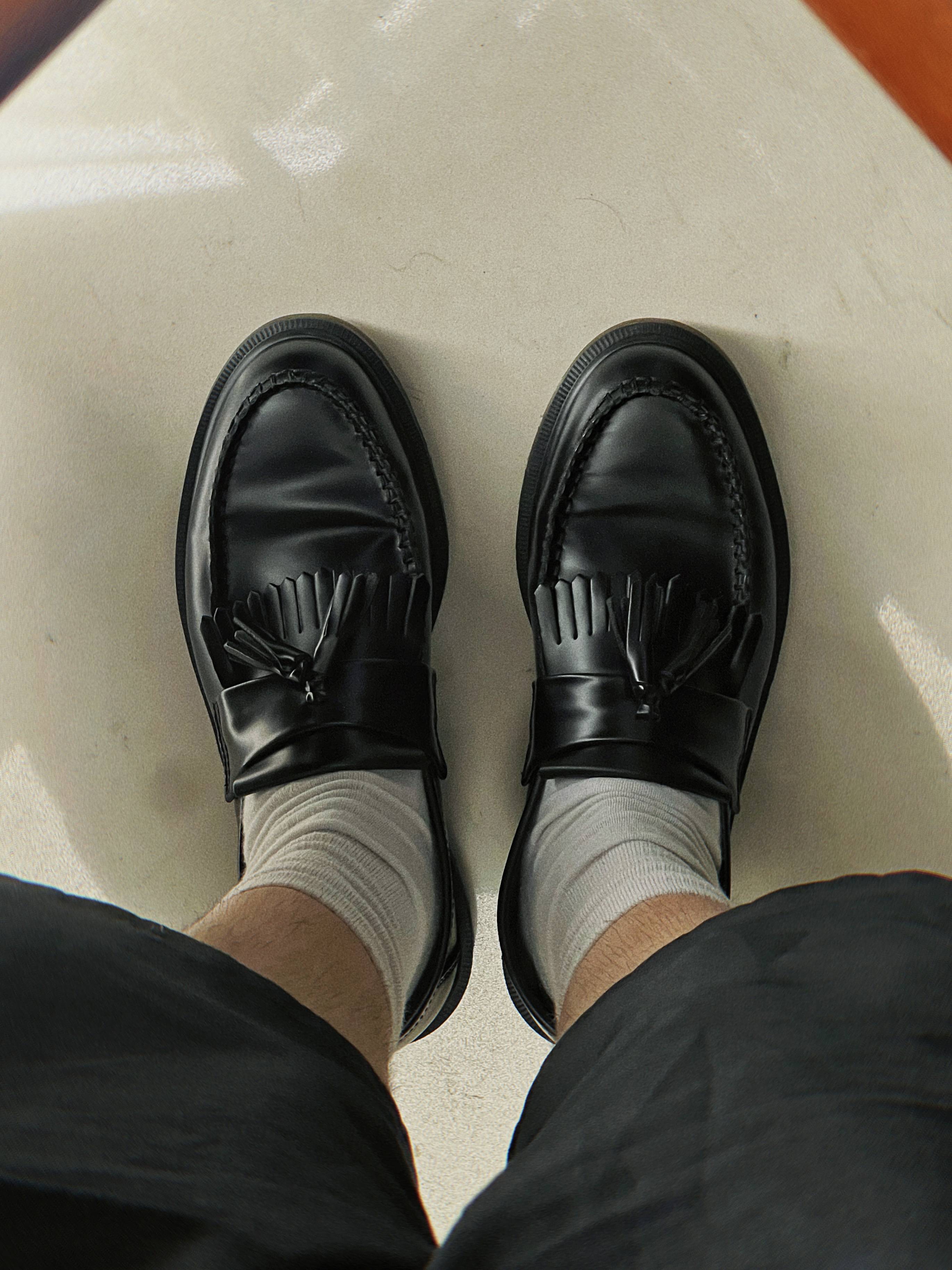Amomento Two Tuck Wide Shorts Charcoal, Dr. Martens Adrian Smooth Black 착용 스타일 - 3