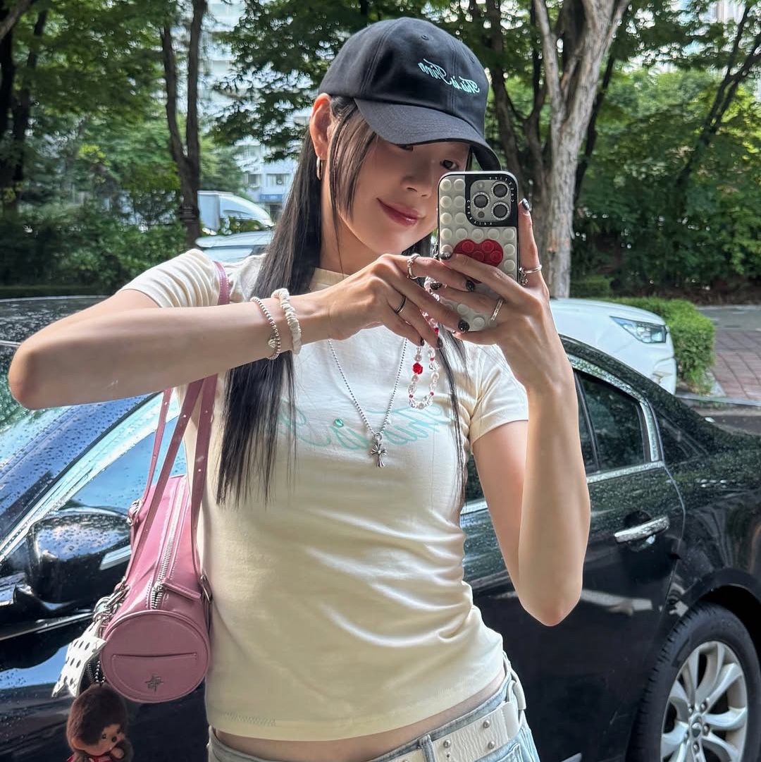 THIS IS FINE Cropped Signature Tee Cream, THIS IS FINE Signature Ball Cap Black 착용 스타일 - 10