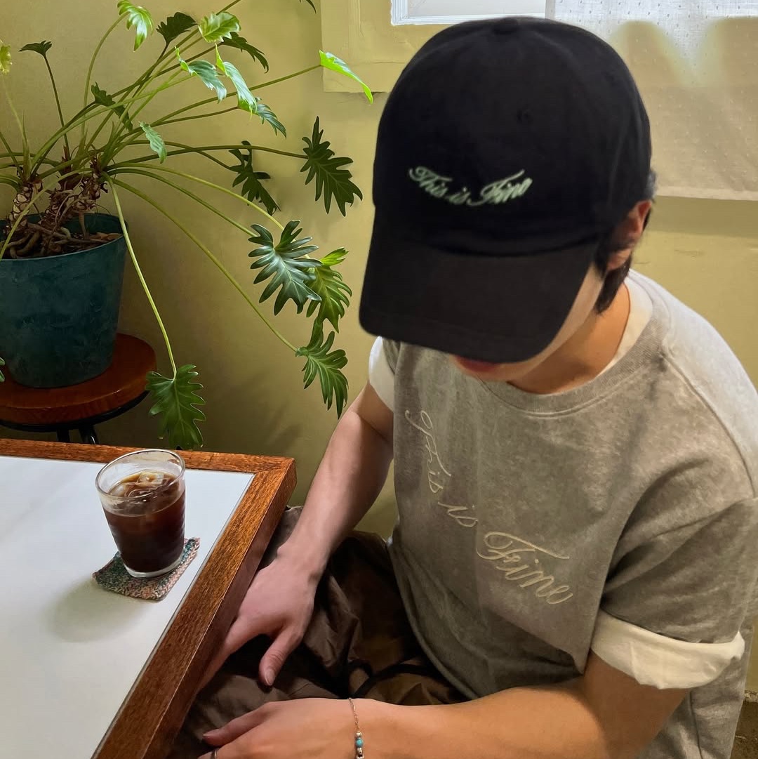 THIS IS FINE Oversized Signature Tee Sportif Gray, THIS IS FINE Signature Ball Cap Black 착용 스타일 - 4