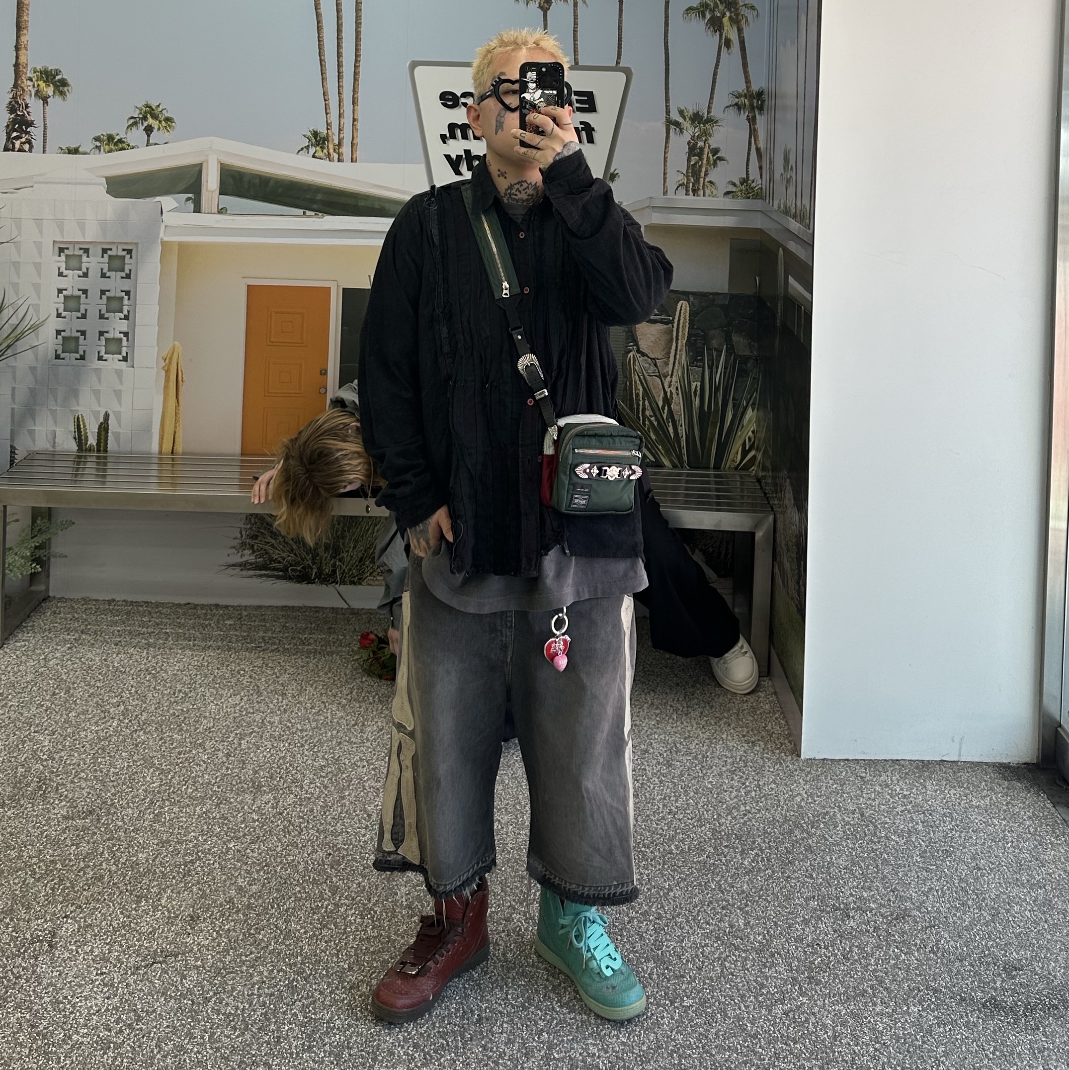 Kapital 14 oz. Denim 5P Bone Embroidery Short Pants Black, BAPE x Saint Mxxxxxx Guns T-Shirt Charcoal 착용 스타일 - 1