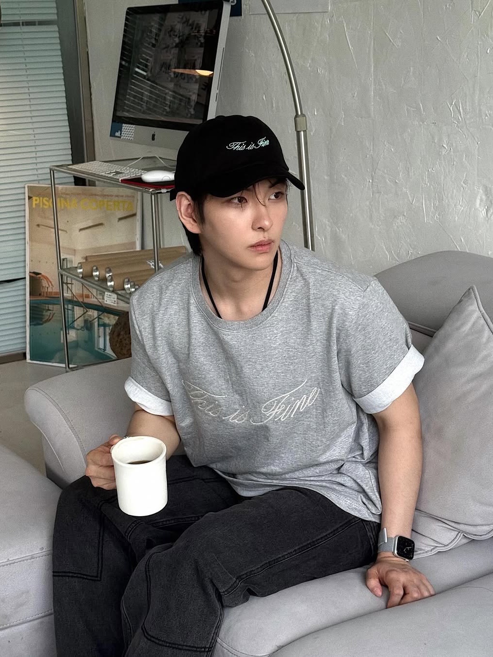 THIS IS FINE Signature Ball Cap Black, THIS IS FINE Oversized Signature Tee Sportif Gray 착용 스타일 - 3