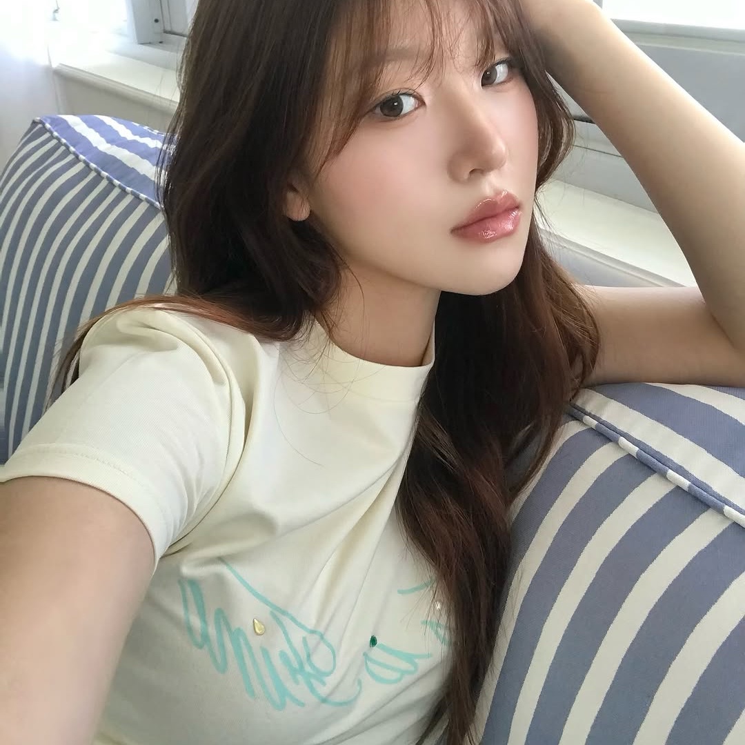 THIS IS FINE Cropped Signature Tee Cream, THIS IS FINE Signature Ball Cap Black 착용 스타일 - 2