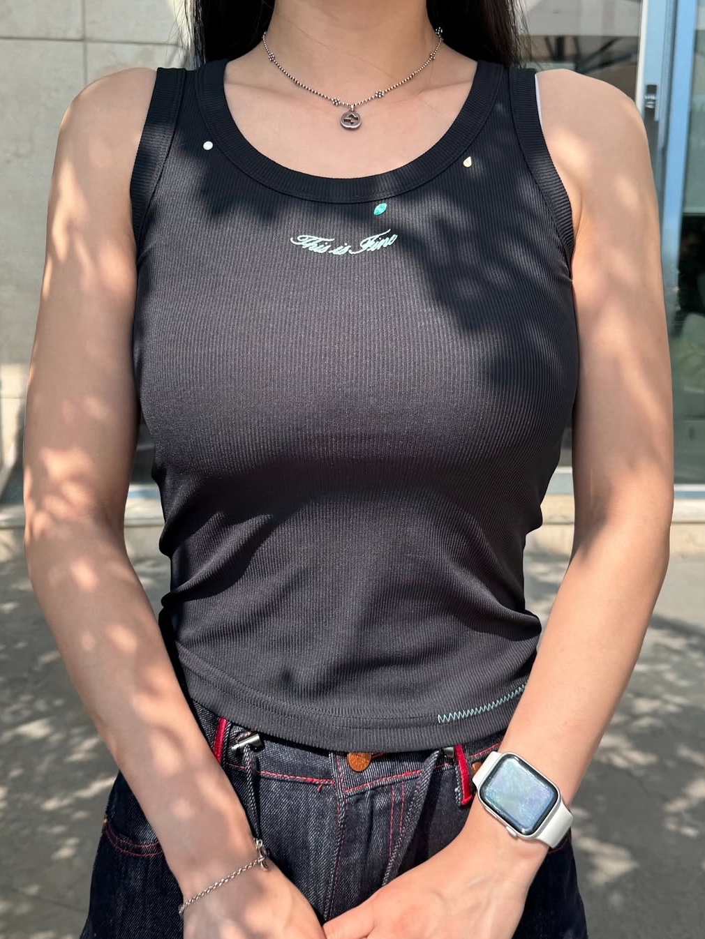 THIS IS FINE Ribbed Sleeveless Top Black, THIS IS FINE Signature Ball Cap Black 착용 스타일 - 5