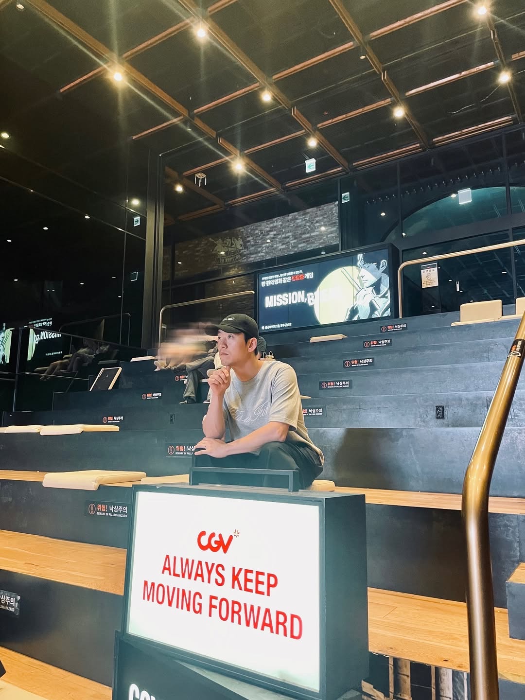 THIS IS FINE Oversized Signature Tee Sportif Gray, THIS IS FINE Signature Ball Cap Black 착용 스타일 - 4