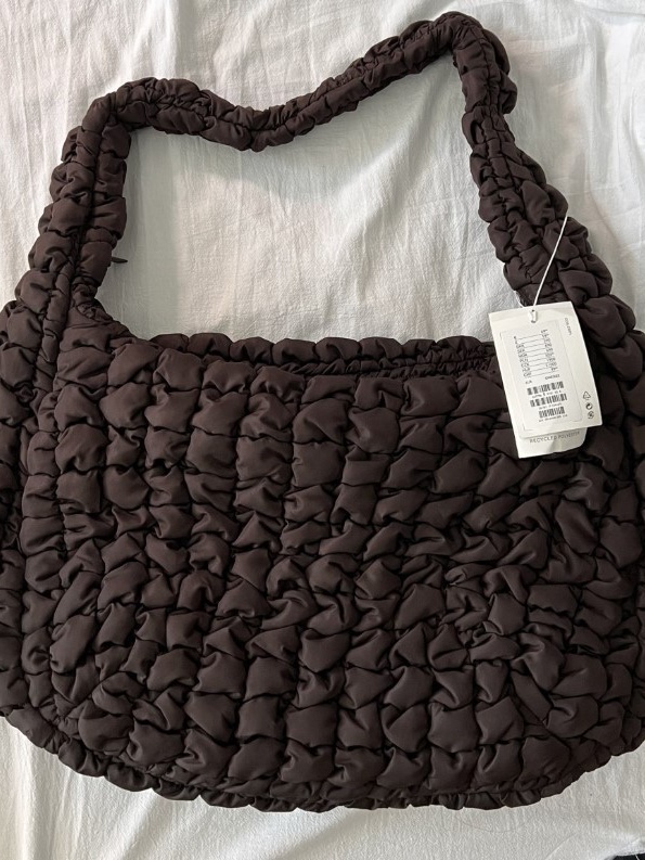COS Quilted Oversized Shoulder Bag Brown 착용 스타일